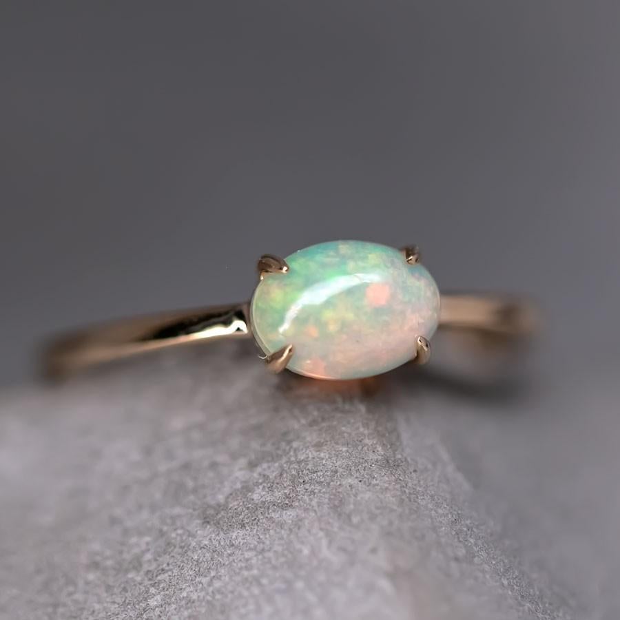 Taille ovale Bague de fiançailles en or jaune 14 carats ornée d'une opale éthiopienne ovale. en vente