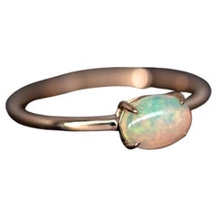 Anillo de compromiso de oro amarillo de 14 quilates con un ópalo etíope ovalado.