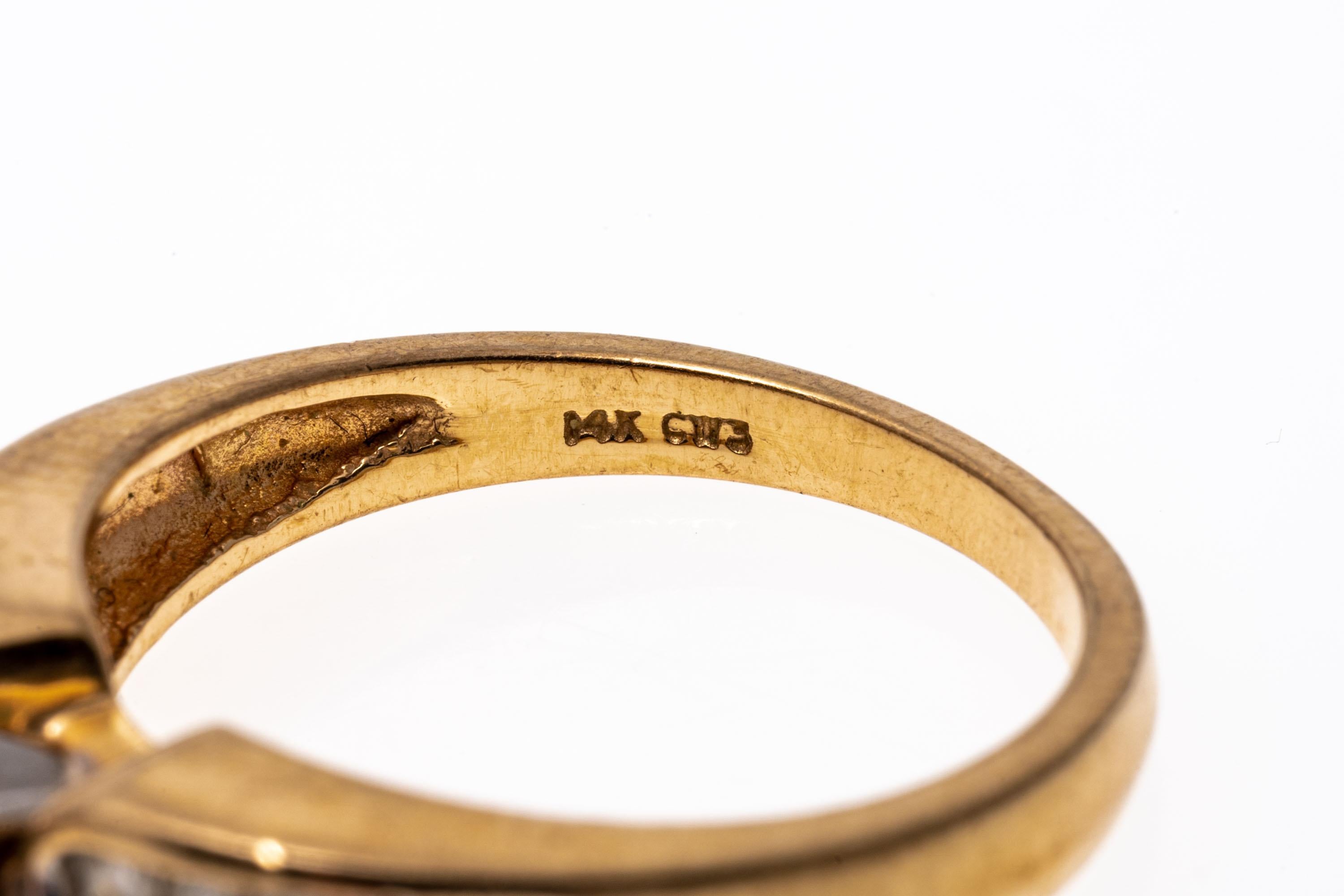 Contemporain Bague de fiançailles en or jaune 14 carats avec diamants en bande sur les côtés en vente