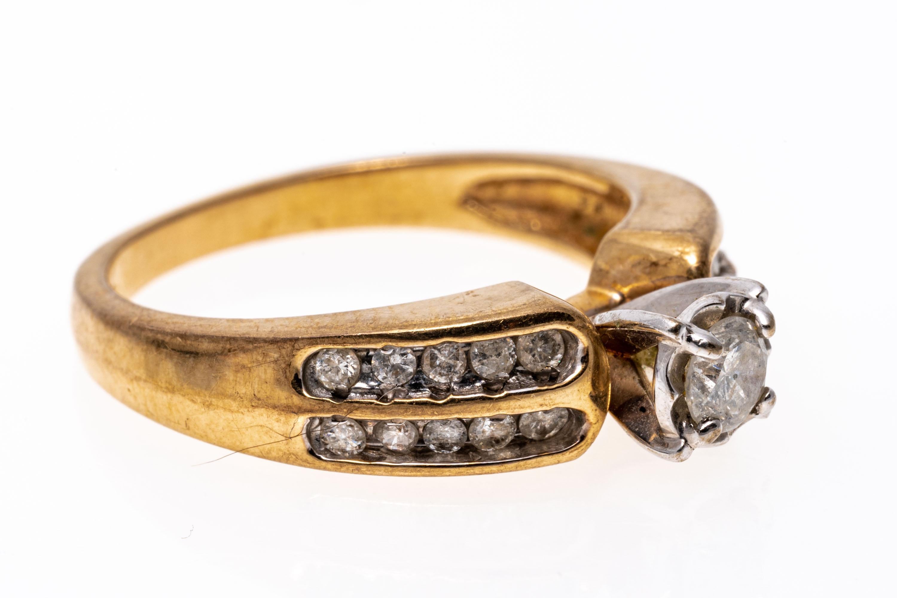 14 Karat Gelbgold Verlobungsring mit Diamanten an den Seiten (Rundschliff) im Angebot