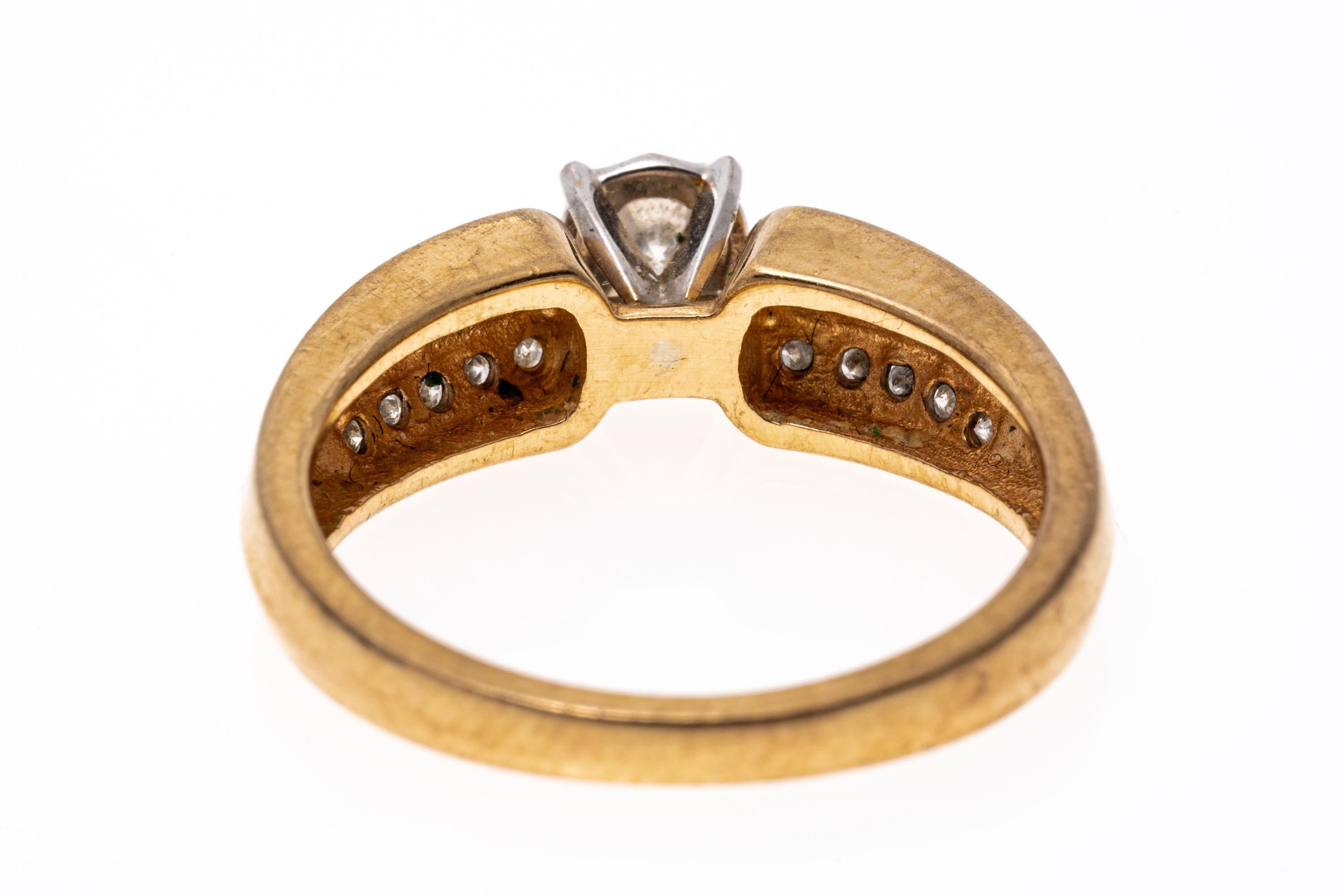 Bague de fiançailles en or jaune 14 carats avec diamants en bande sur les côtés Bon état - En vente à Southport, CT