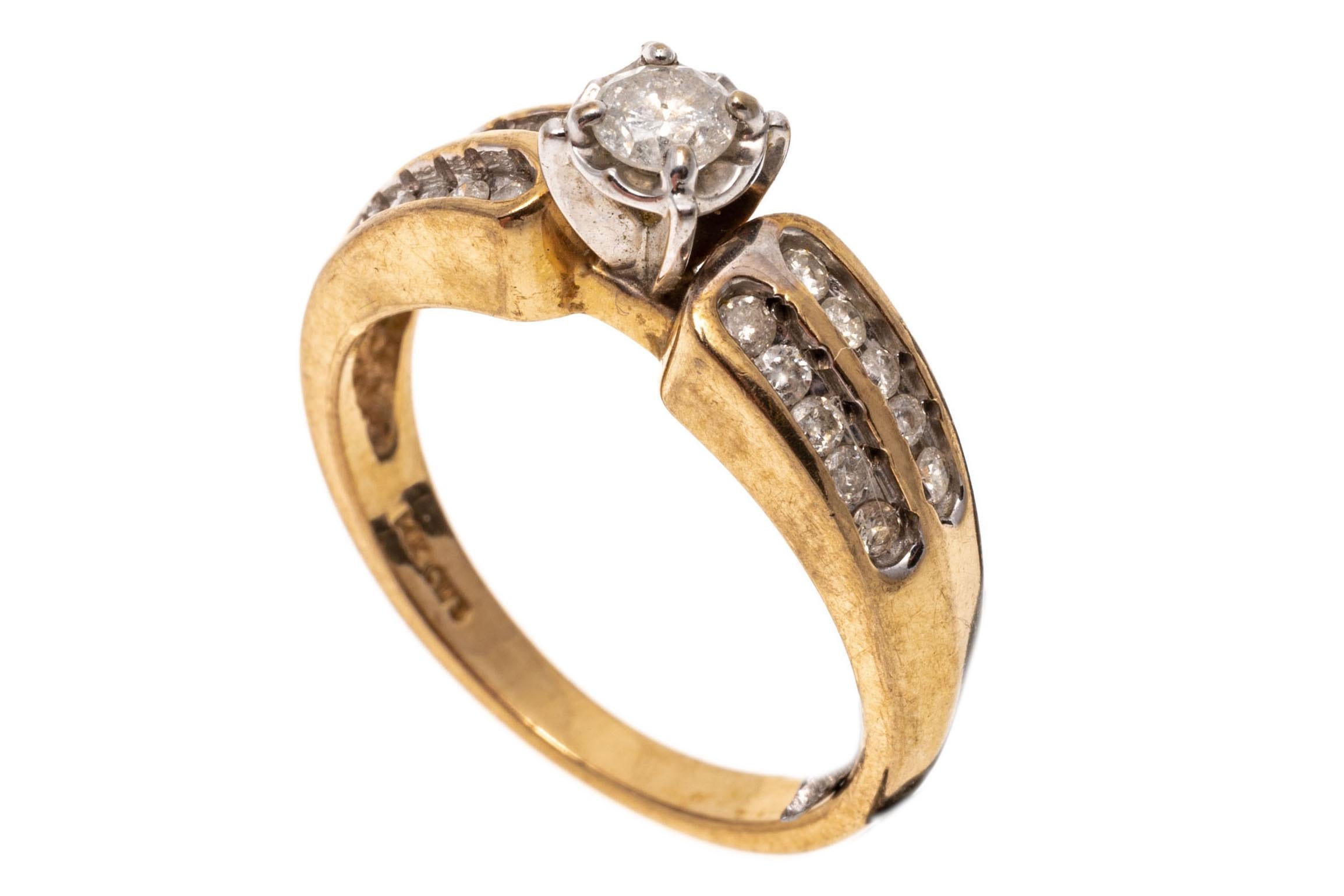 Bague de fiançailles en or jaune 14 carats avec diamants en bande sur les côtés en vente 1