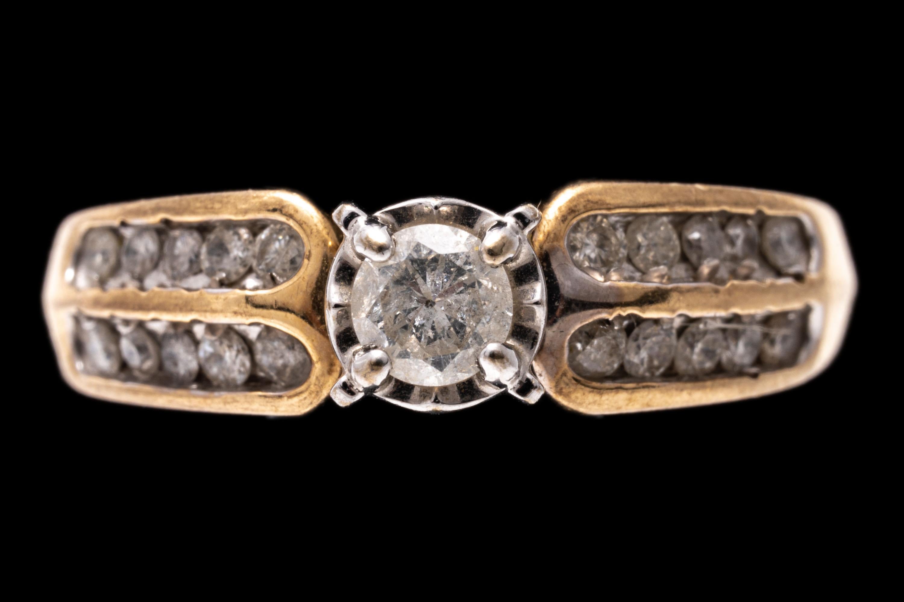 Bague de fiançailles en or jaune 14 carats avec diamants en bande sur les côtés en vente 2