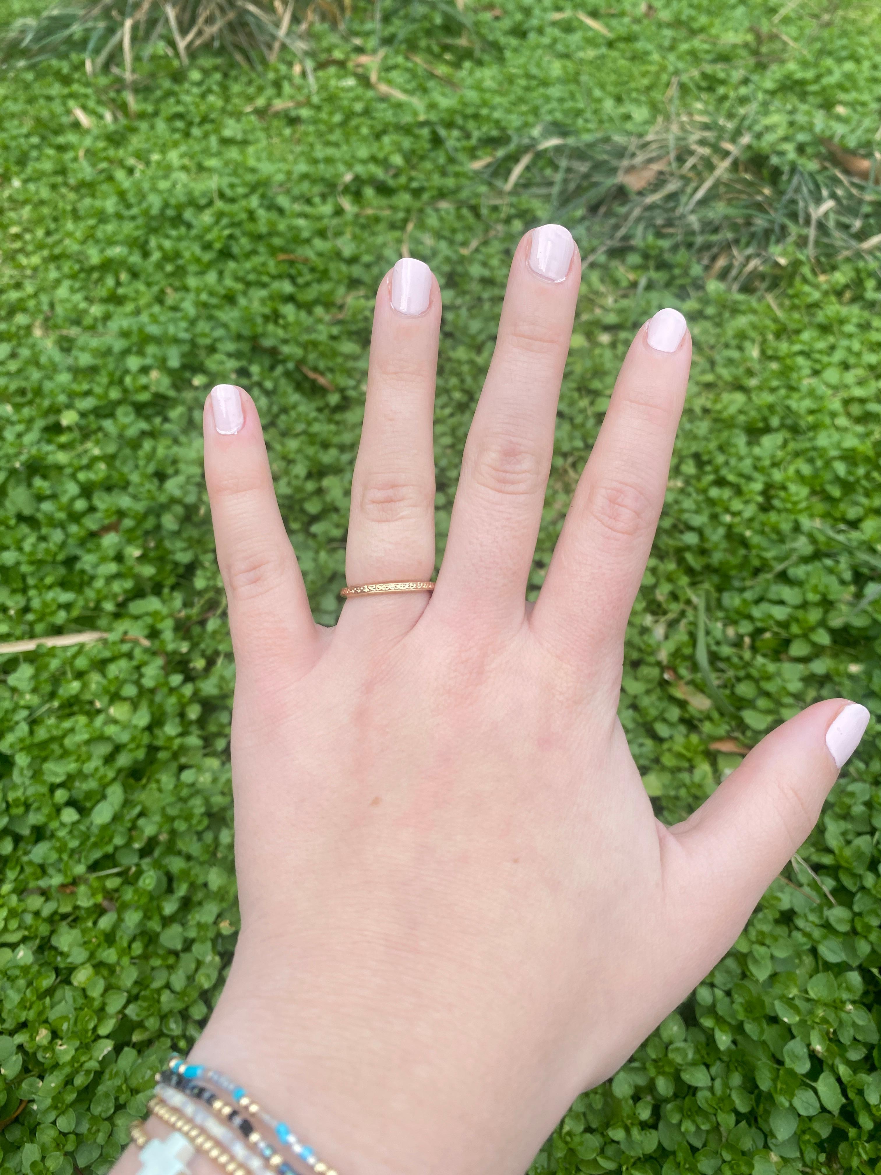 Anello a fascia con incisione in oro giallo 14k, misura 6,25, anello a fascia impilabile in vendita 1