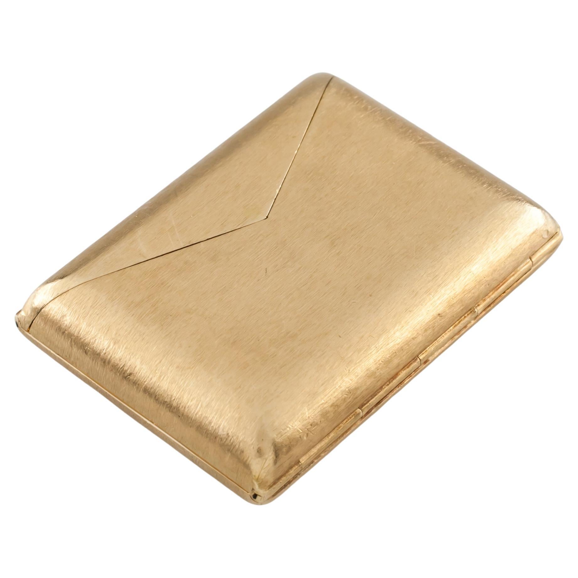 14k Gelbgold Umschlag-Taschenuhr von Kior! Ein großartiges Vintage-Stück!

Wunderschöne Vintage Taschenuhr
Mit kleinem Uhrwerk/Zifferblatt in klappbarem Gehäuse aus 14k Gelbgold
Abmessungen des Gehäuses = 42 mm lang x 30 mm breit
Gesamtmasse = 48.8