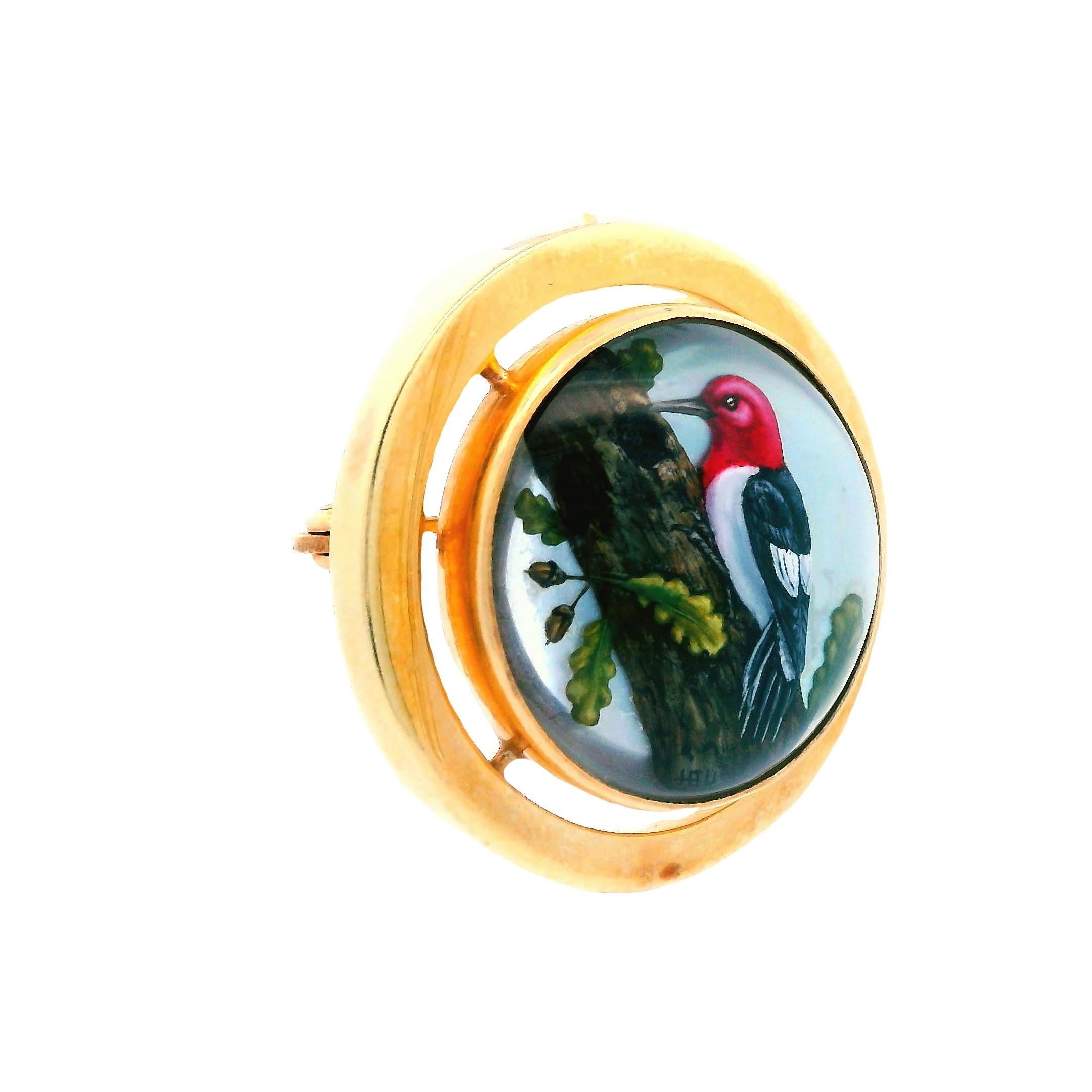 Ce superbe pin/pendentif datant de 1980 est réalisé en or jaune 14k et présente un joli oiseau en cristal. Cette épingle utilise l'espace négatif pour donner un aspect flottant, ce qui donne au cristal de l'oiseau une apparence de flottement libre