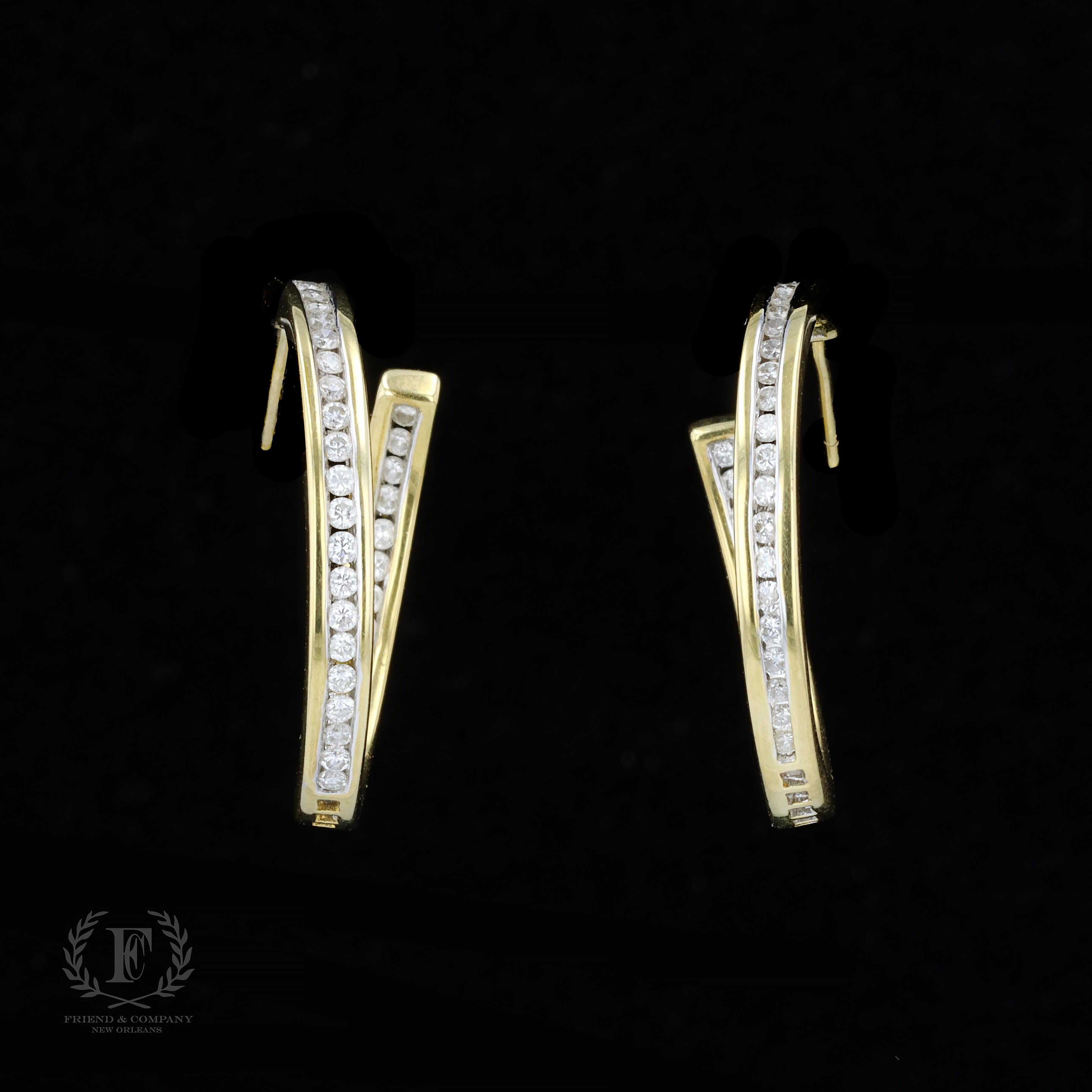 Suchen Sie nicht weiter nach einem funkelnden Paar Diamantohrringe, das zu allem passt. Die Ohrringe sind aus 14-karätigem Gelbgold gefertigt und weisen ein einzigartiges geschwungenes Design auf. Sie enthalten etwa 100 Diamanten im Rundschliff. Das