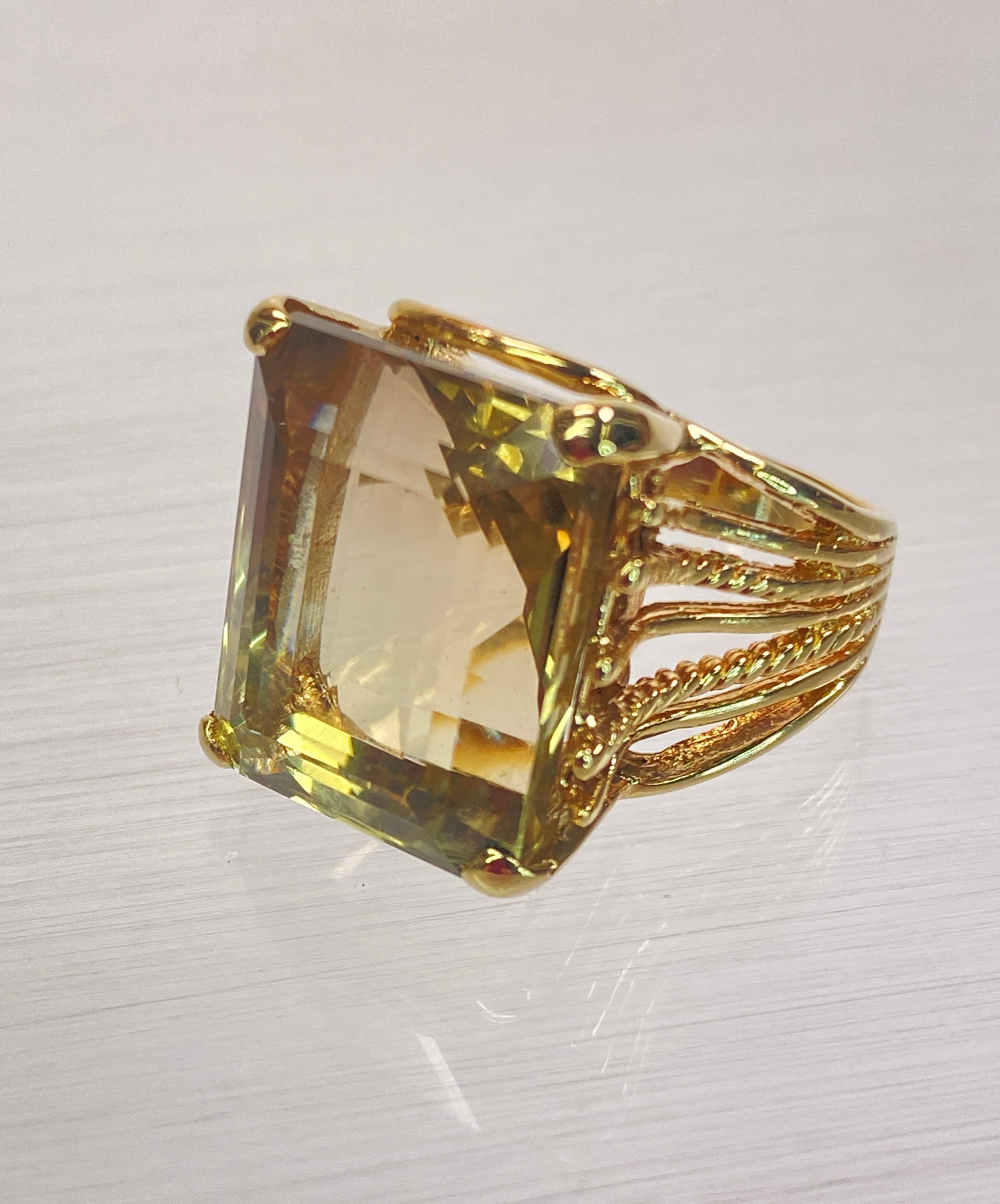 Bague en or jaune 14K à plusieurs anneaux, énorme citrine fumée taille émeraude de 16 carats en vente 1