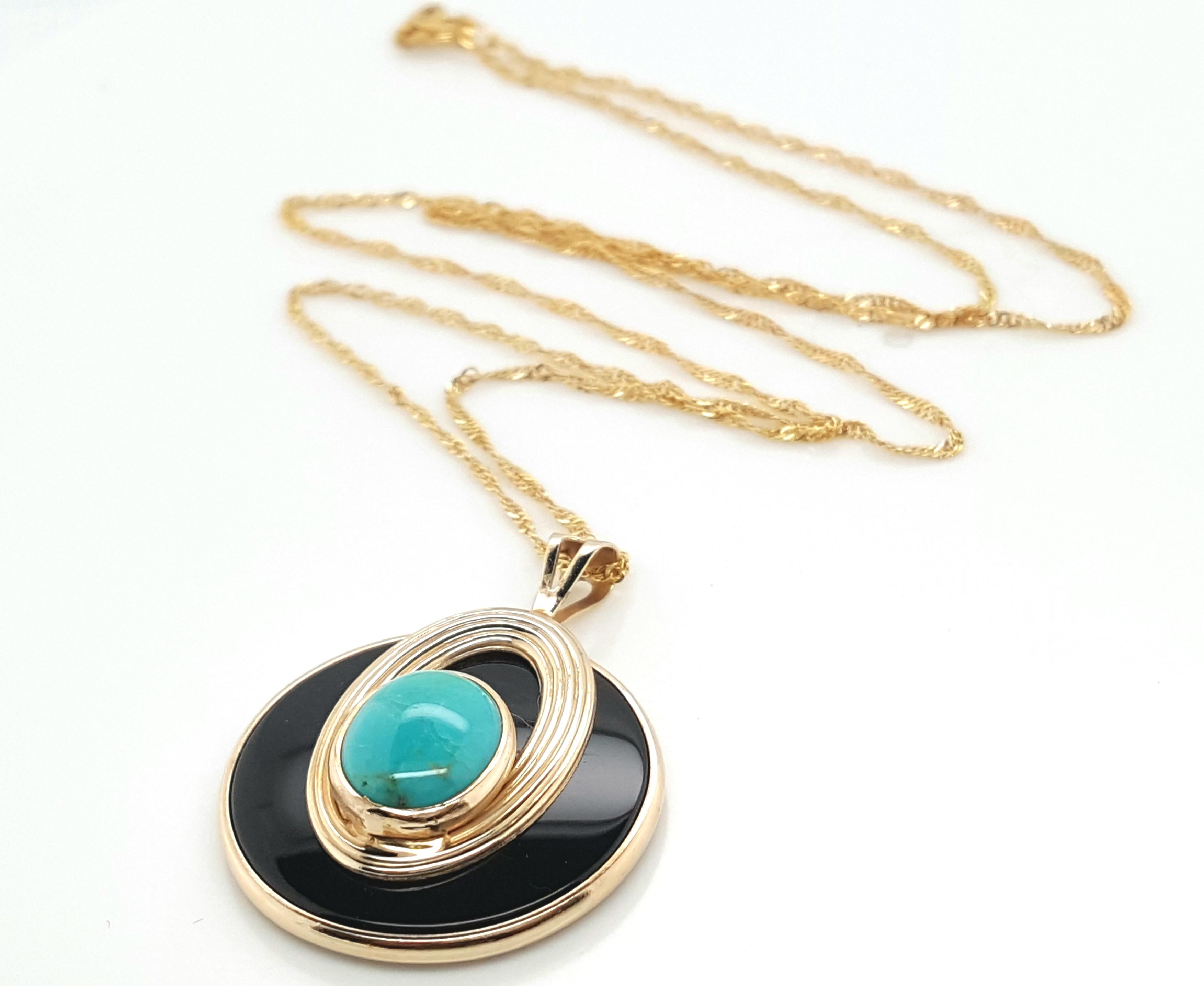 Oval Cut 14 Karat Yellow Gold Estate Onyx Disk Topped with Howlite Pendant and Chain For Sale