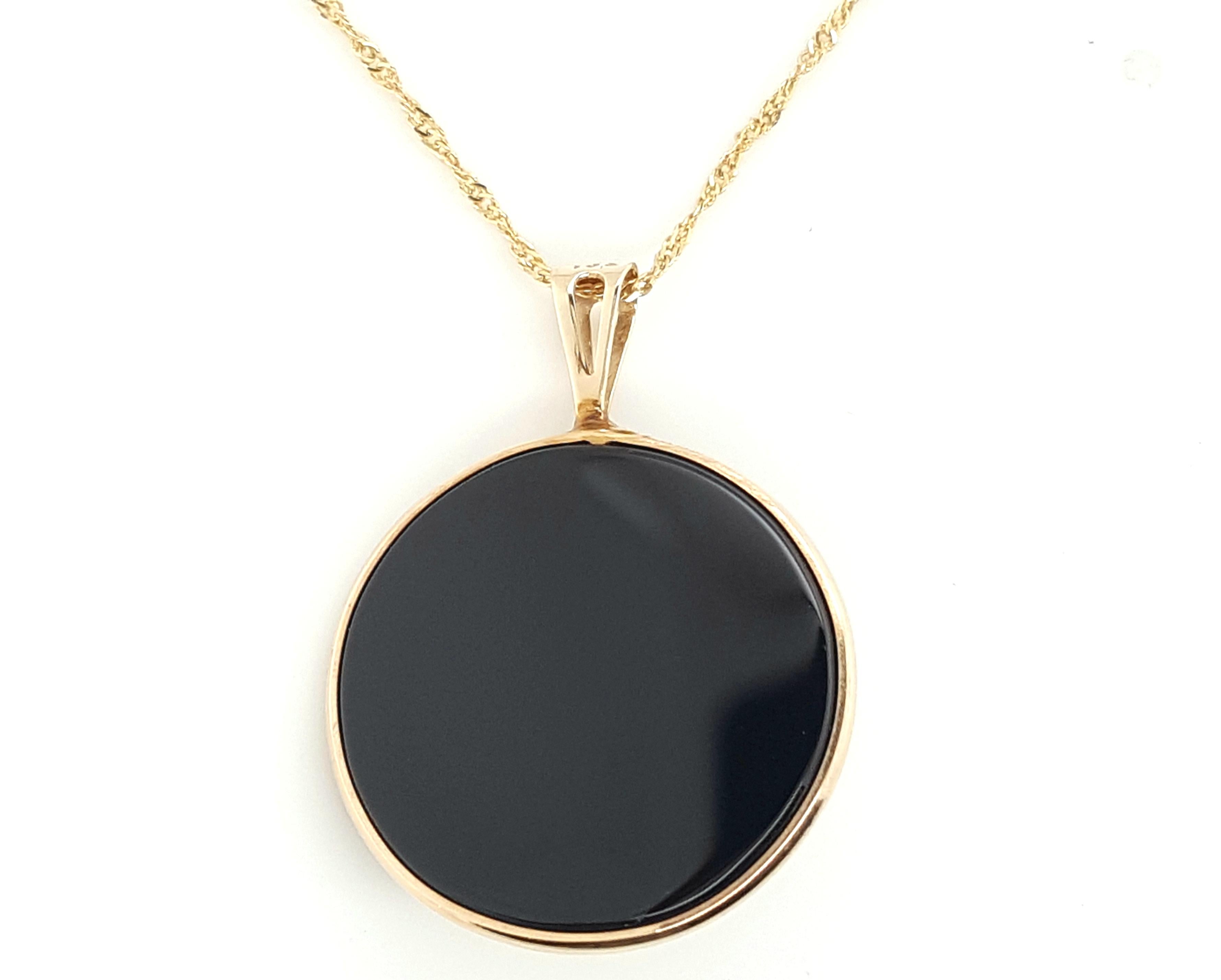 Pendentif et chaîne en or jaune 14 carats avec disque en onyx surmonté d'un pendentif et d'une chaîne en Howlite en vente 1