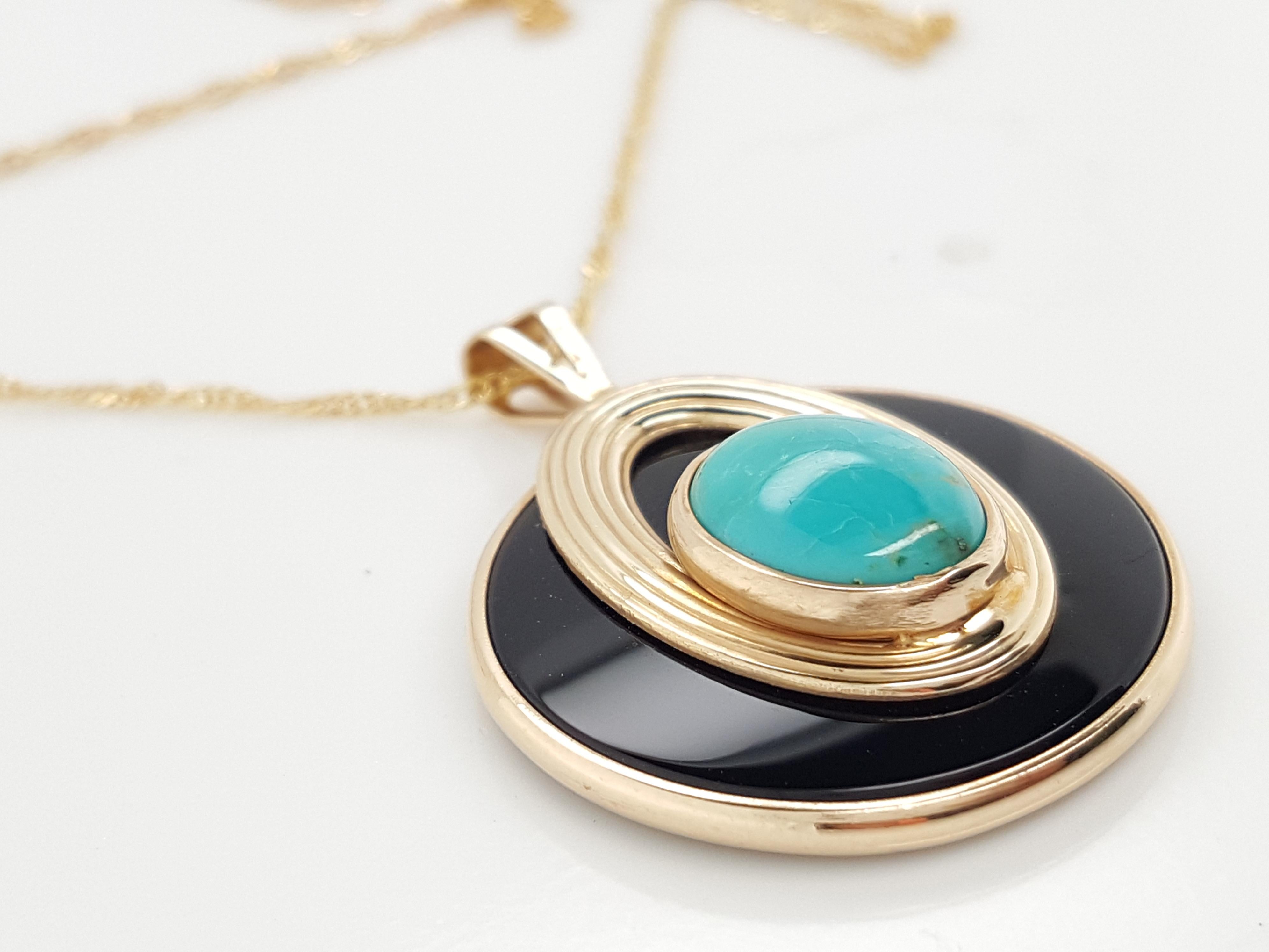 14 Karat Yellow Gold Estate Onyx Disk Topped with Howlite Pendant and Chain For Sale 2