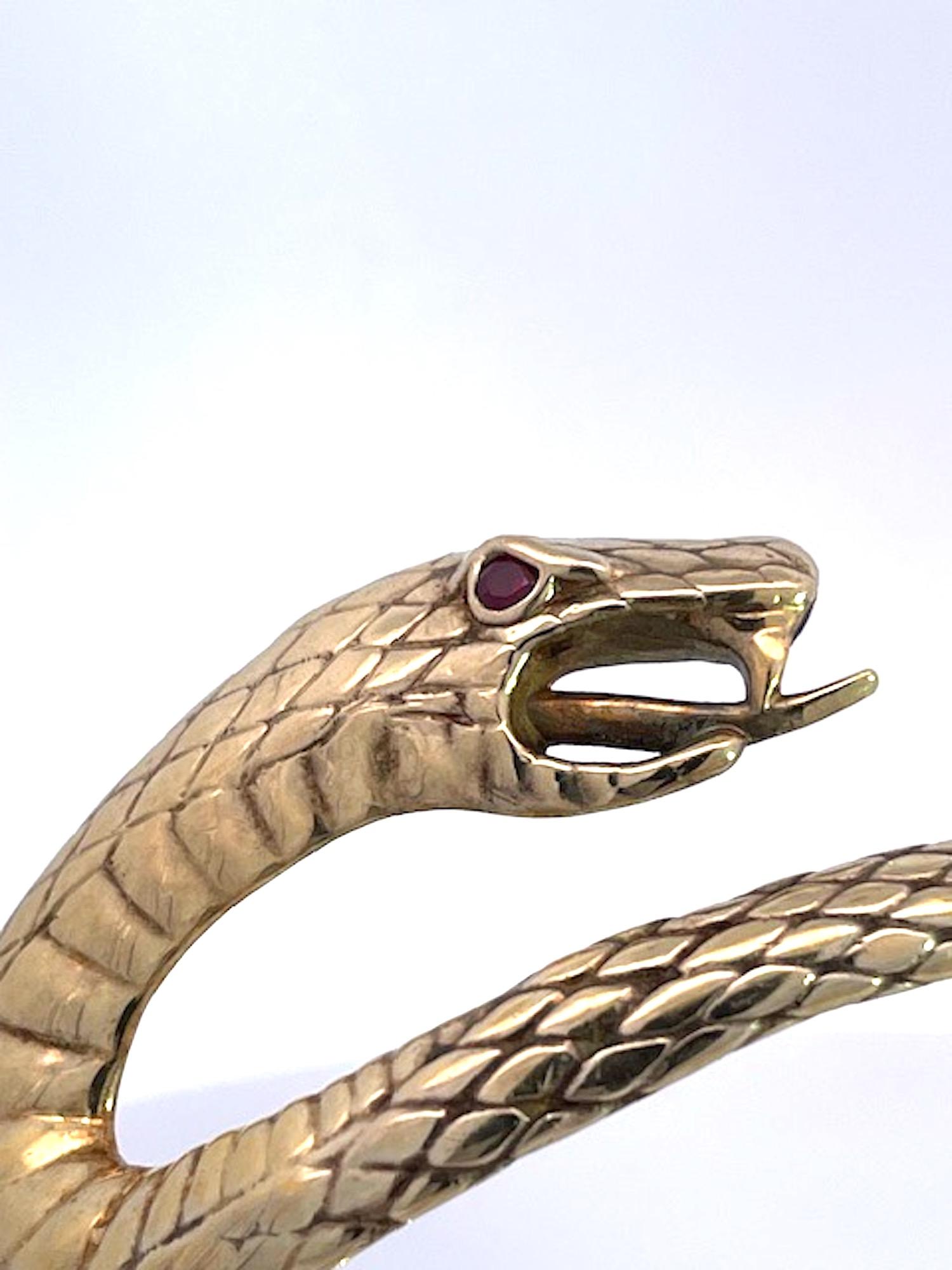 Bracelet en or jaune 14k serpent gravé Attrib. Stephen Webster en vente 4