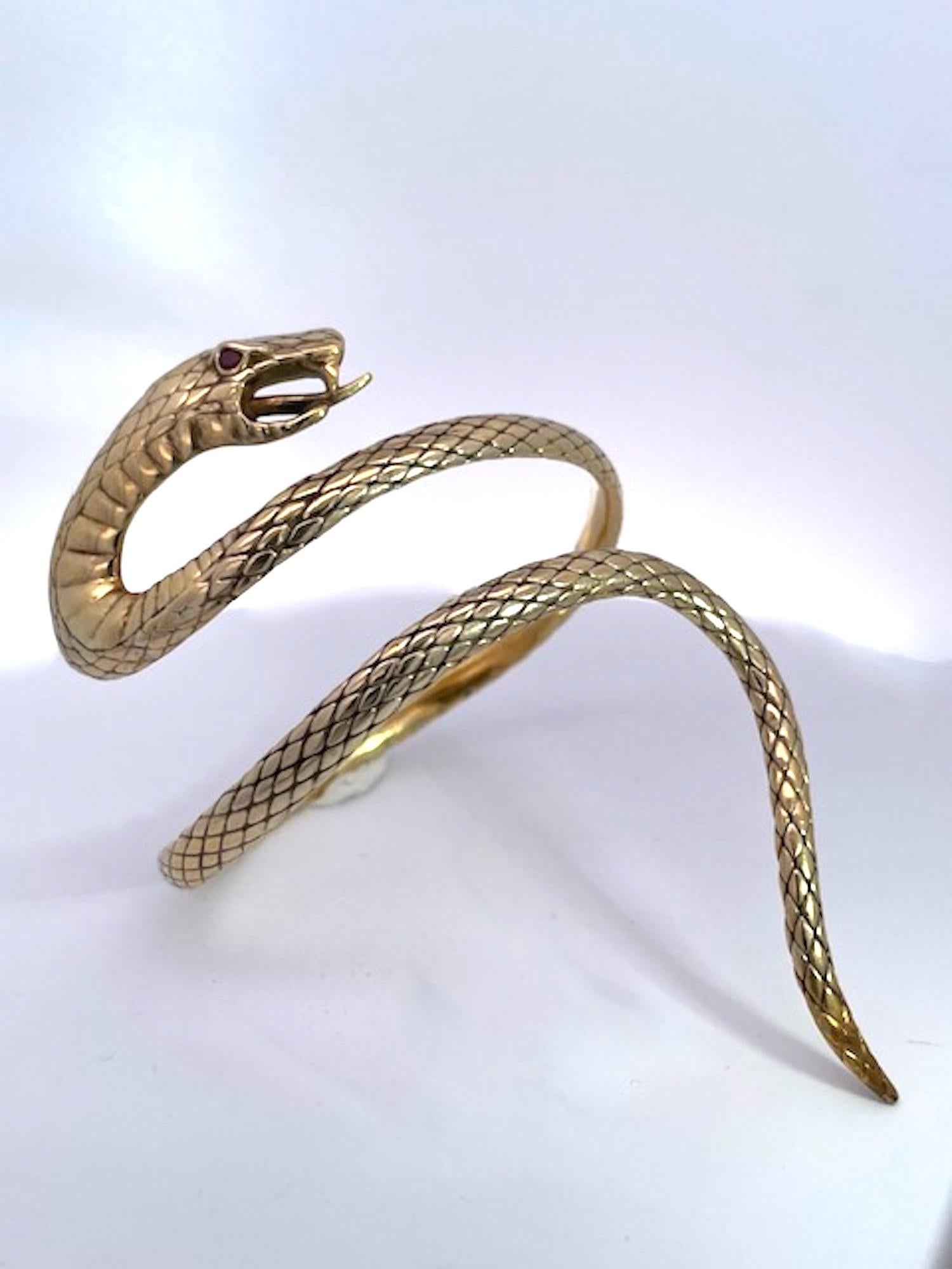 Bracelet en or jaune 14k serpent gravé Attrib. Stephen Webster en vente 7
