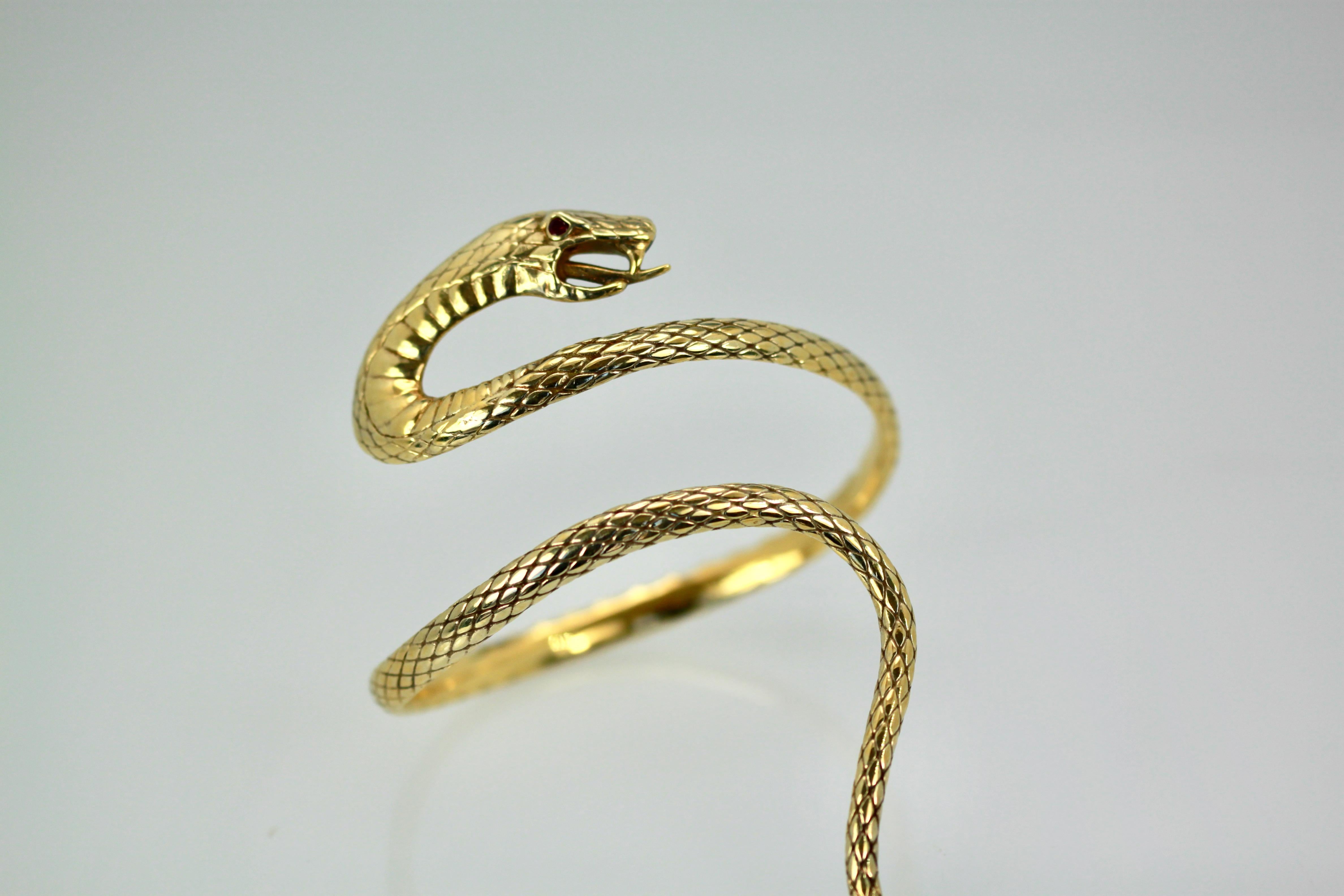 Artisan Bracelet en or jaune 14k serpent gravé Attrib. Stephen Webster en vente