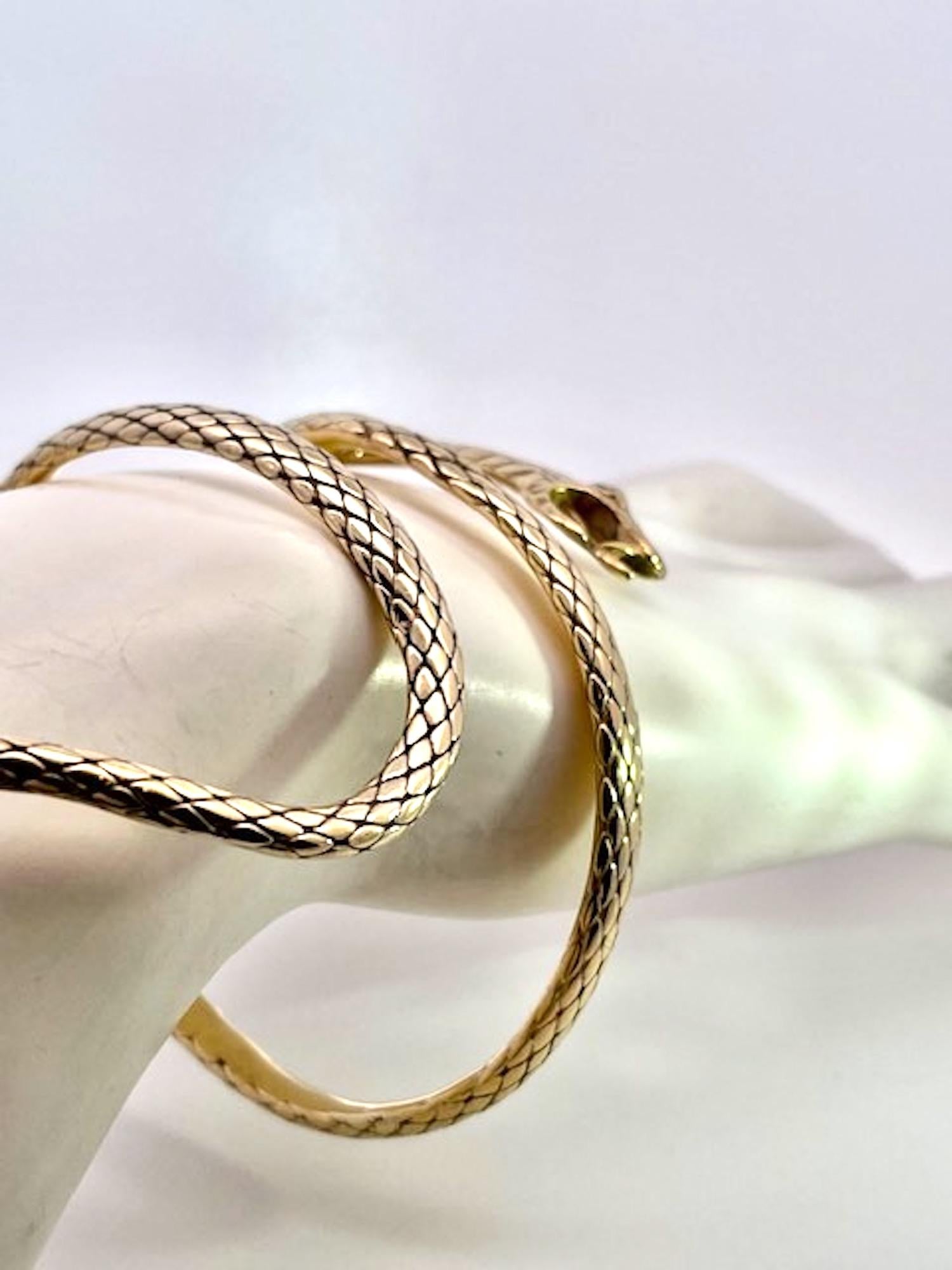 Bracelet en or jaune 14k serpent gravé Attrib. Stephen Webster en vente 2