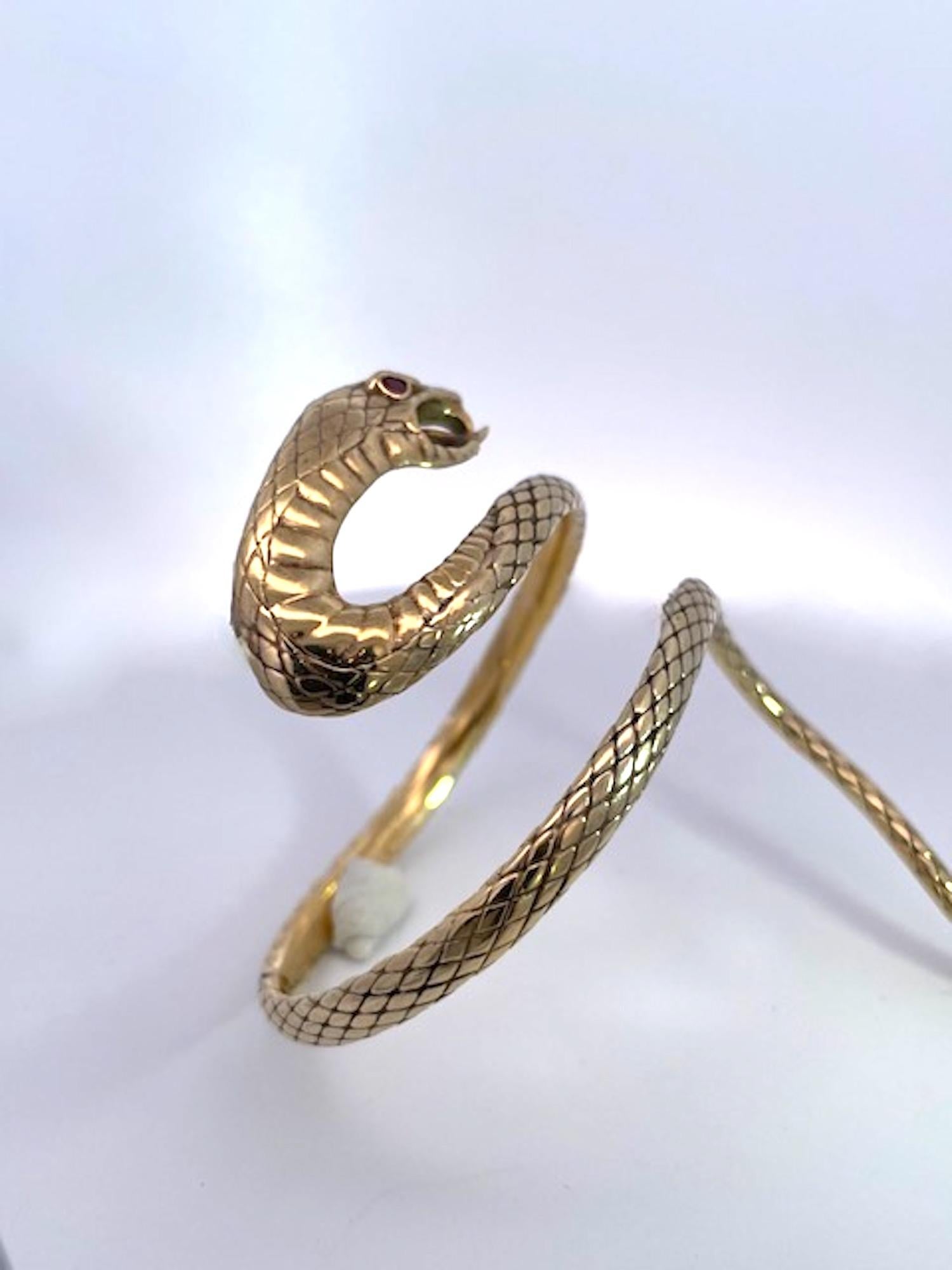 Bracelet en or jaune 14k serpent gravé Attrib. Stephen Webster en vente 3