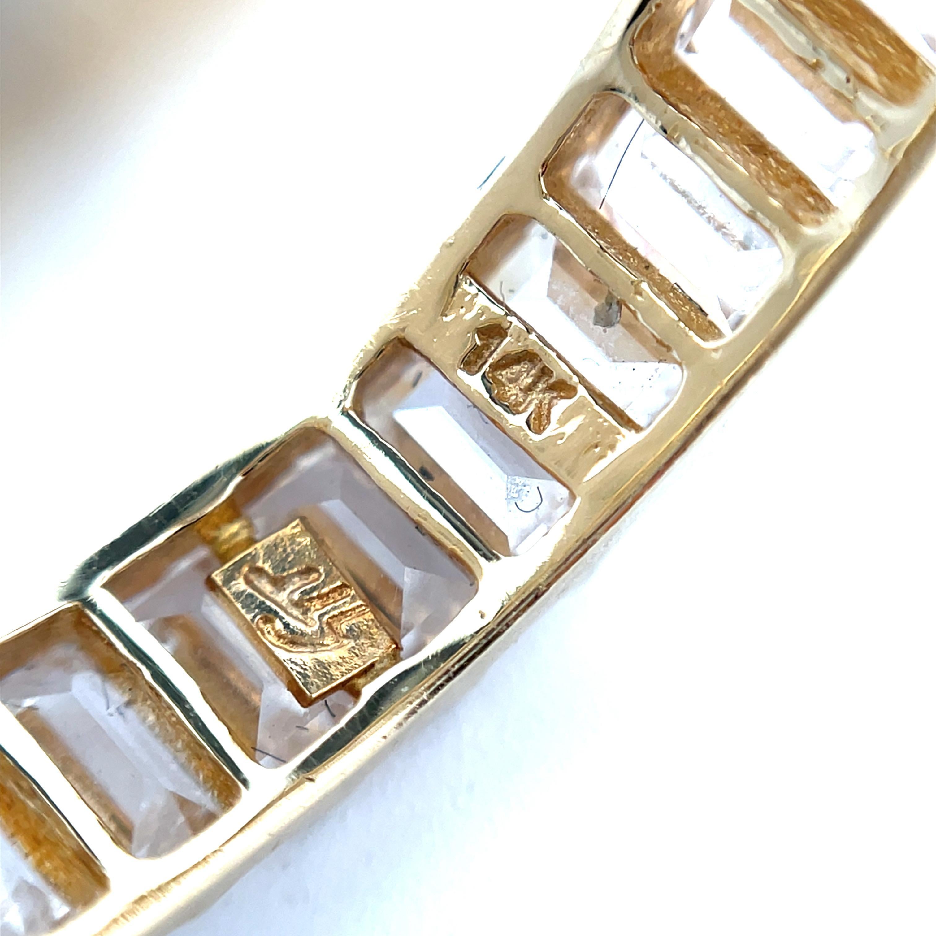 Eleva la tua eleganza con questa splendida fascia Elegity in oro giallo 14k, ornata da una linea continua di zirconi scintillanti. Con un peso di 2,9 g e una taglia 6, questo squisito pezzo simboleggia l'amore e l'impegno eterni, rendendolo la