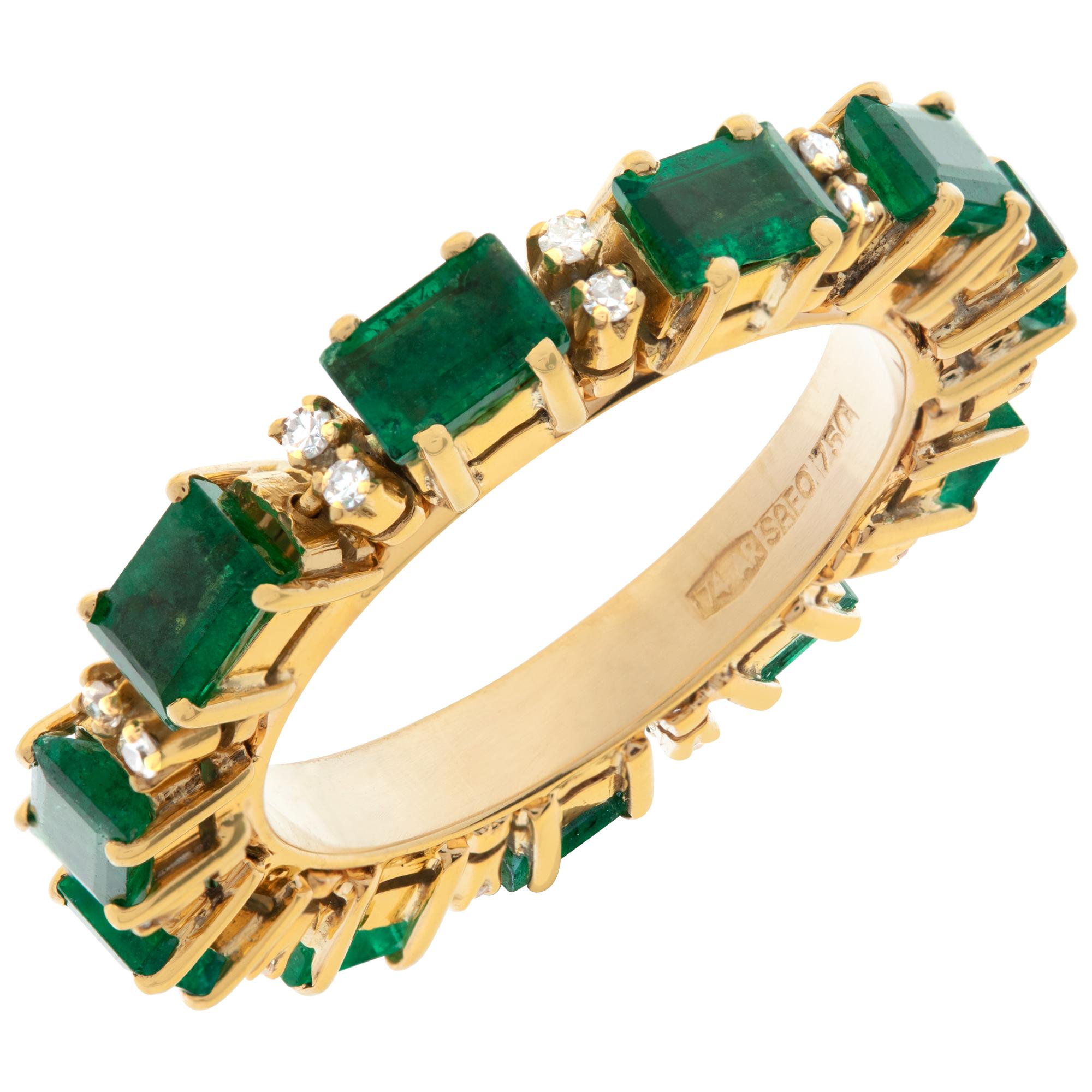14k Yellow Gold Eternity Band with Emeralds & Diamonds In Excellent Condition For Sale In Surfside, FL
