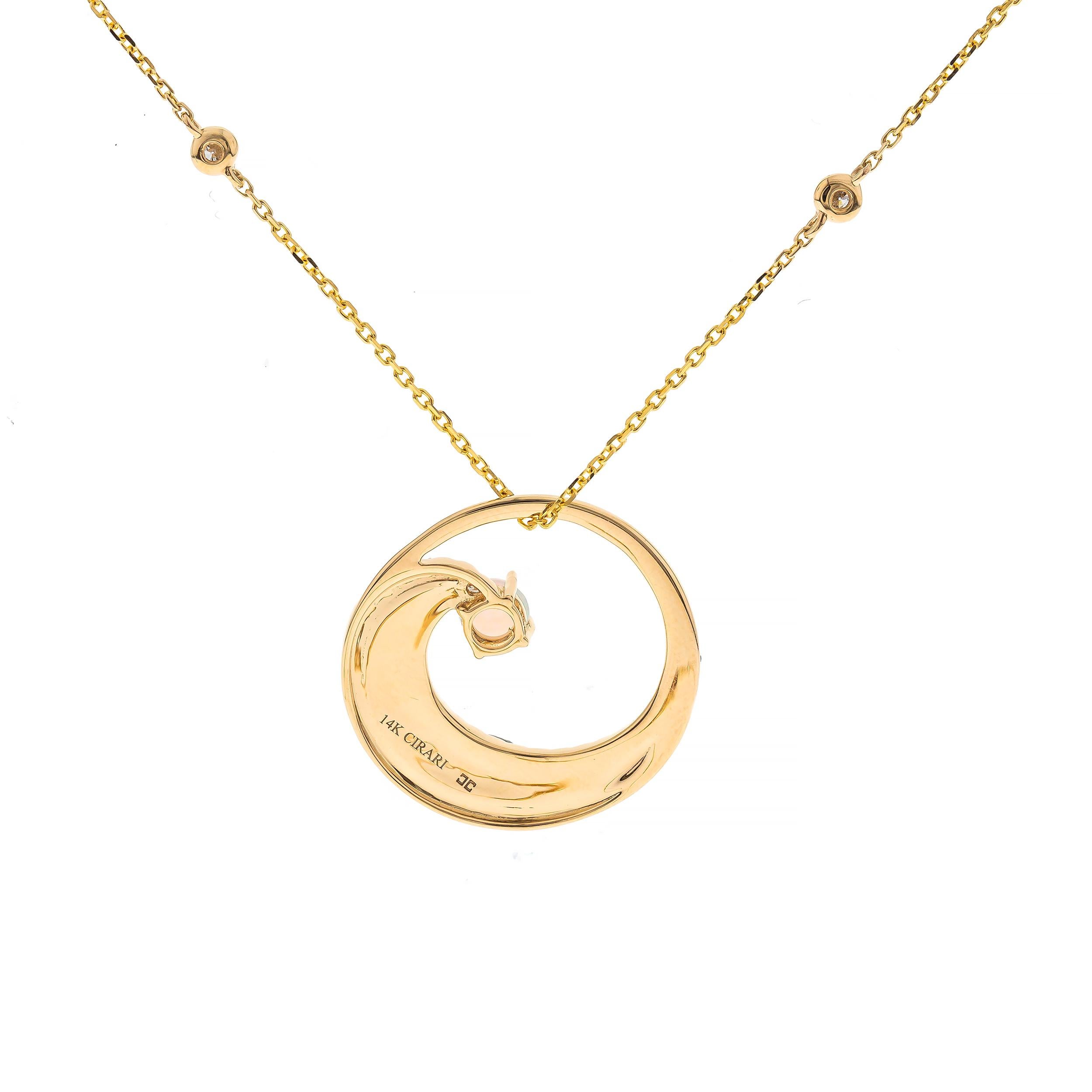 Abbraccia la bellezza della natura con questo incantevole ciondolo a forma di cerchio in oro giallo 14K, caratterizzato da un'ipnotica opale etiope al centro, circondata da una vivace serie di pietre intarsiate. L'accattivante gioco di colori