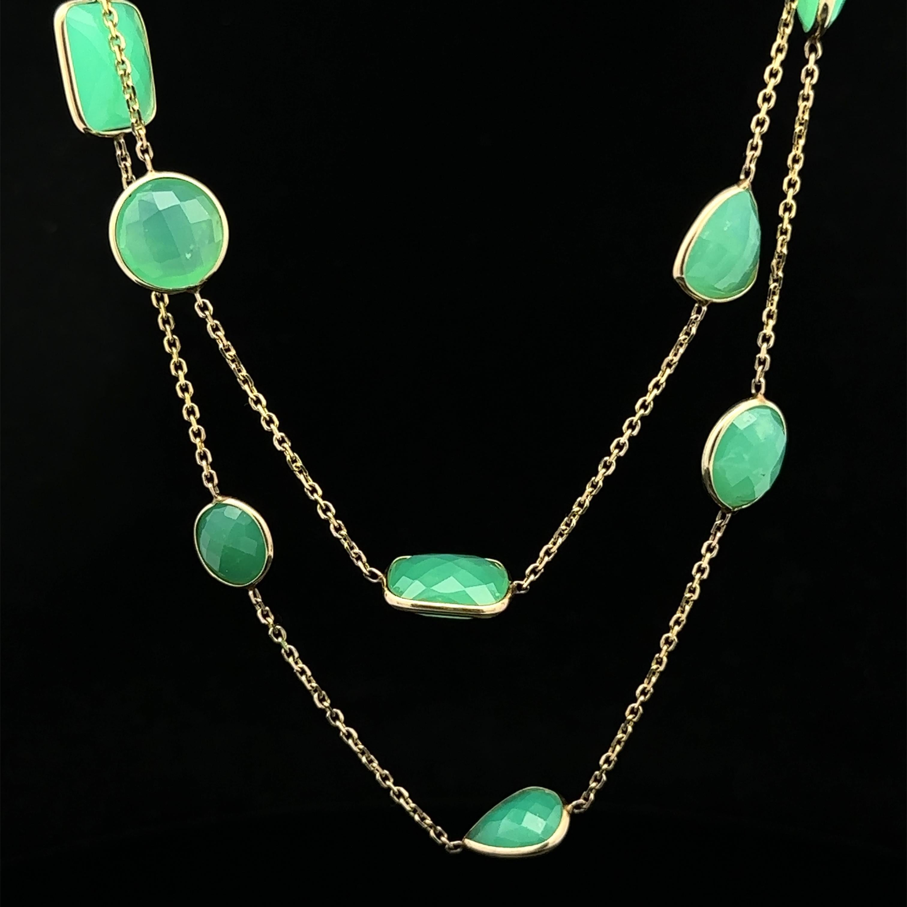 De las mujeres Collar largo de cadena envolvente con piedra verde natural facetada multiforma de oro amarillo de 14k en venta