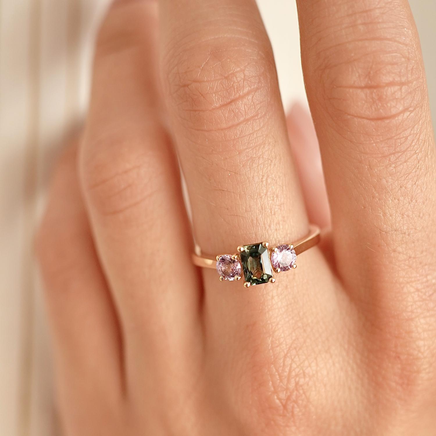 For Sale:  14k Yellow Gold Fantasy Peacock Three Stone Engagement Ring, Parti Sapphire 5