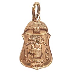 Breloque badge du FBI Department of Justice en or jaune 14 carats n° 17496