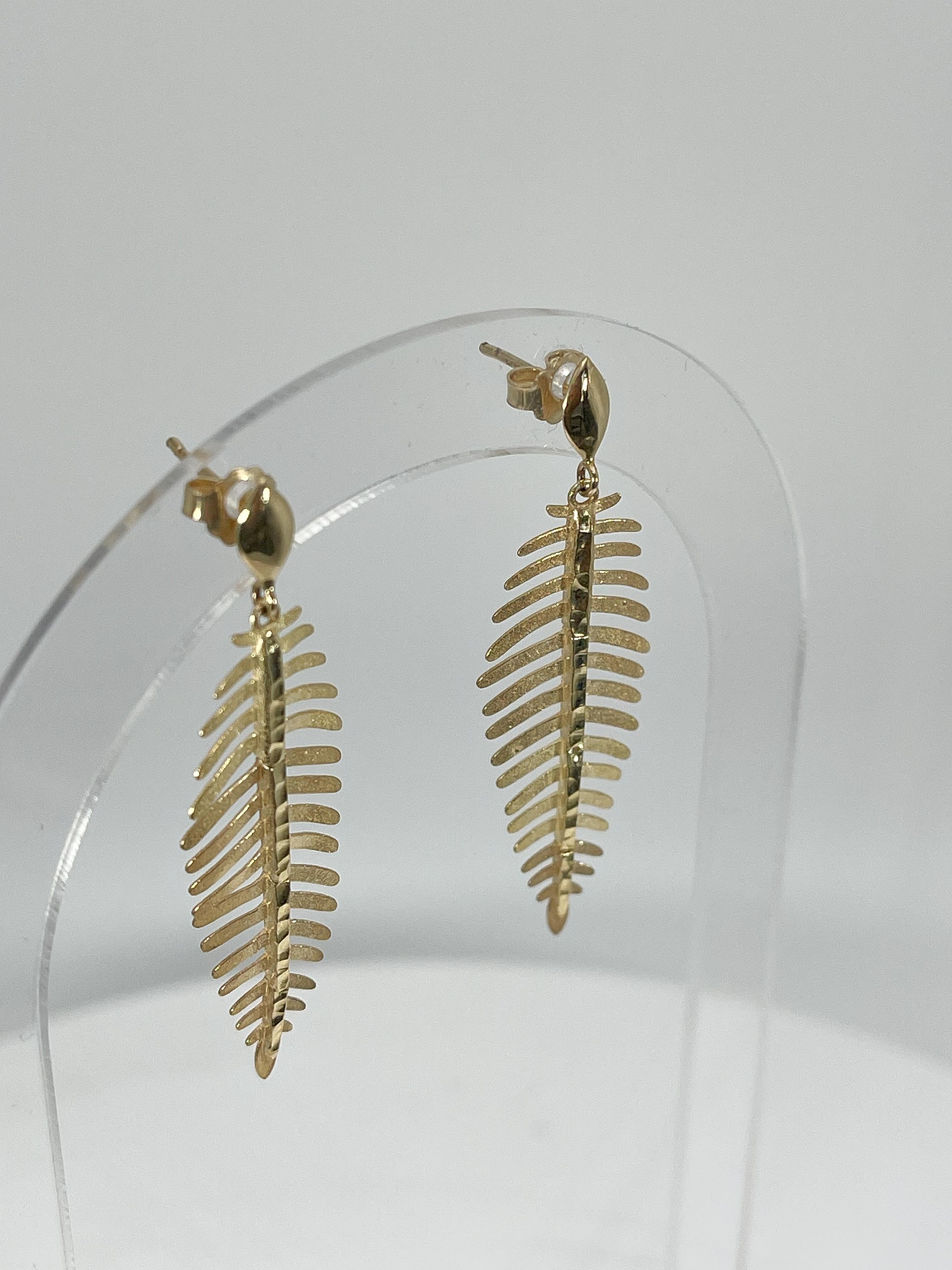 14K Yellow Gold Feather Dangle Earrings In Excellent Condition For Sale In Stuart, FL