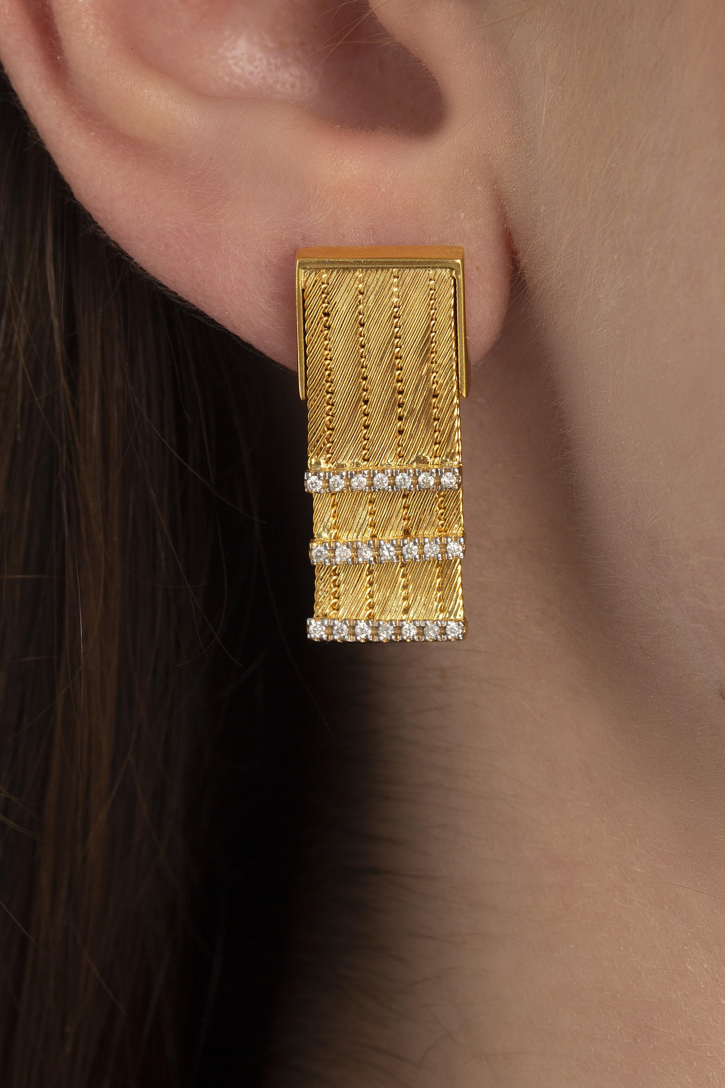 14K Yellow Gold Feuille Earring with Diamonds In New Condition For Sale In Teşvikiye, 34