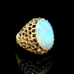 Bague cocktail en or jaune 14k, opale ovale, festonnée et ajourée, avec dôme
