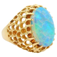 Bague cocktail en or jaune 14k, opale ovale, festonnée et ajourée, avec dôme