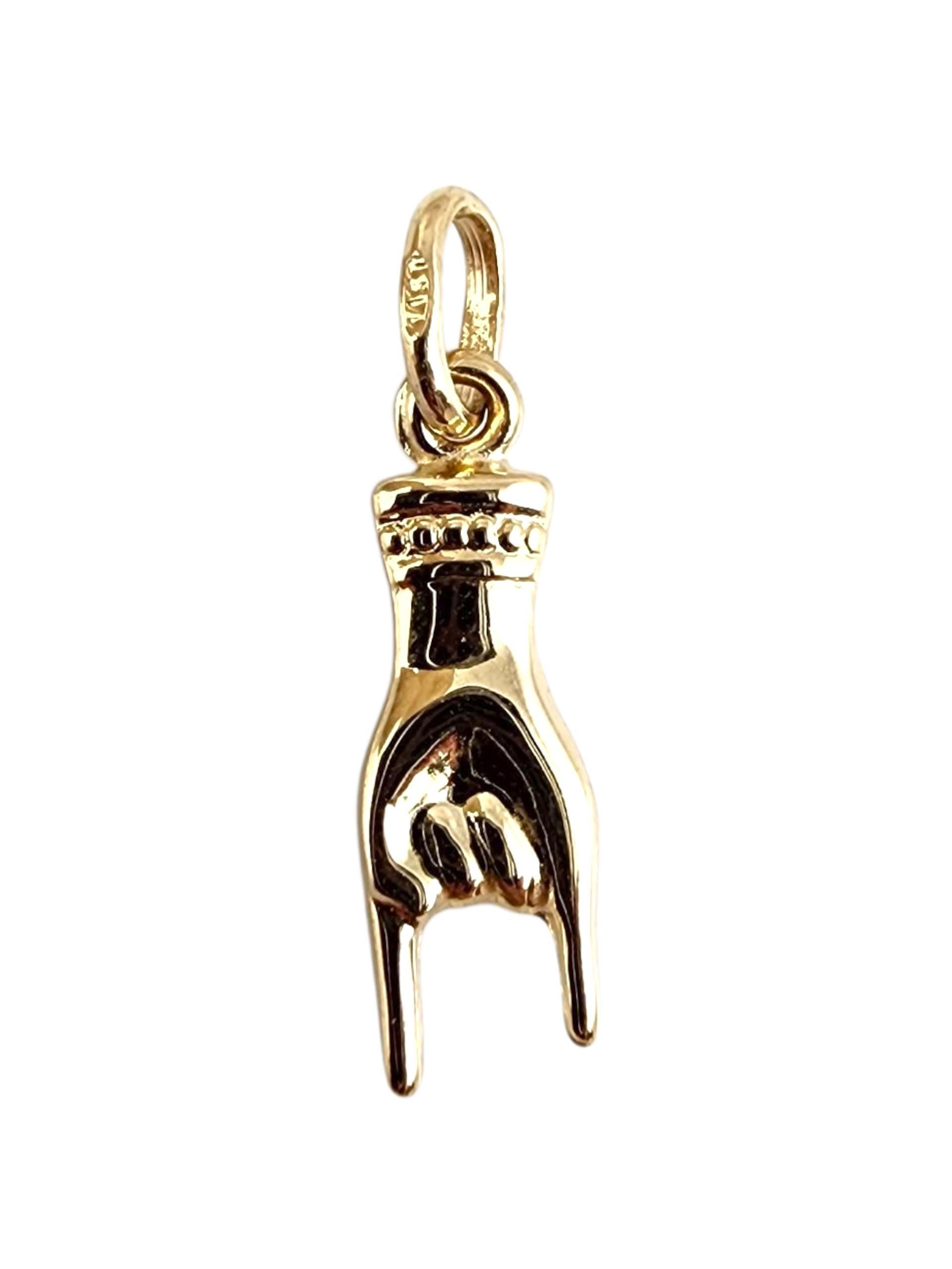 Charm Figa Hand Malocchio in oro giallo 14 carati -

Questo charme Figa Hand in oro giallo 14K è un potente talismano che si ritiene protegga dall'energia negativa e porti fortuna. Caratterizzato da un design elegante e raffinato, aggiunge stile e