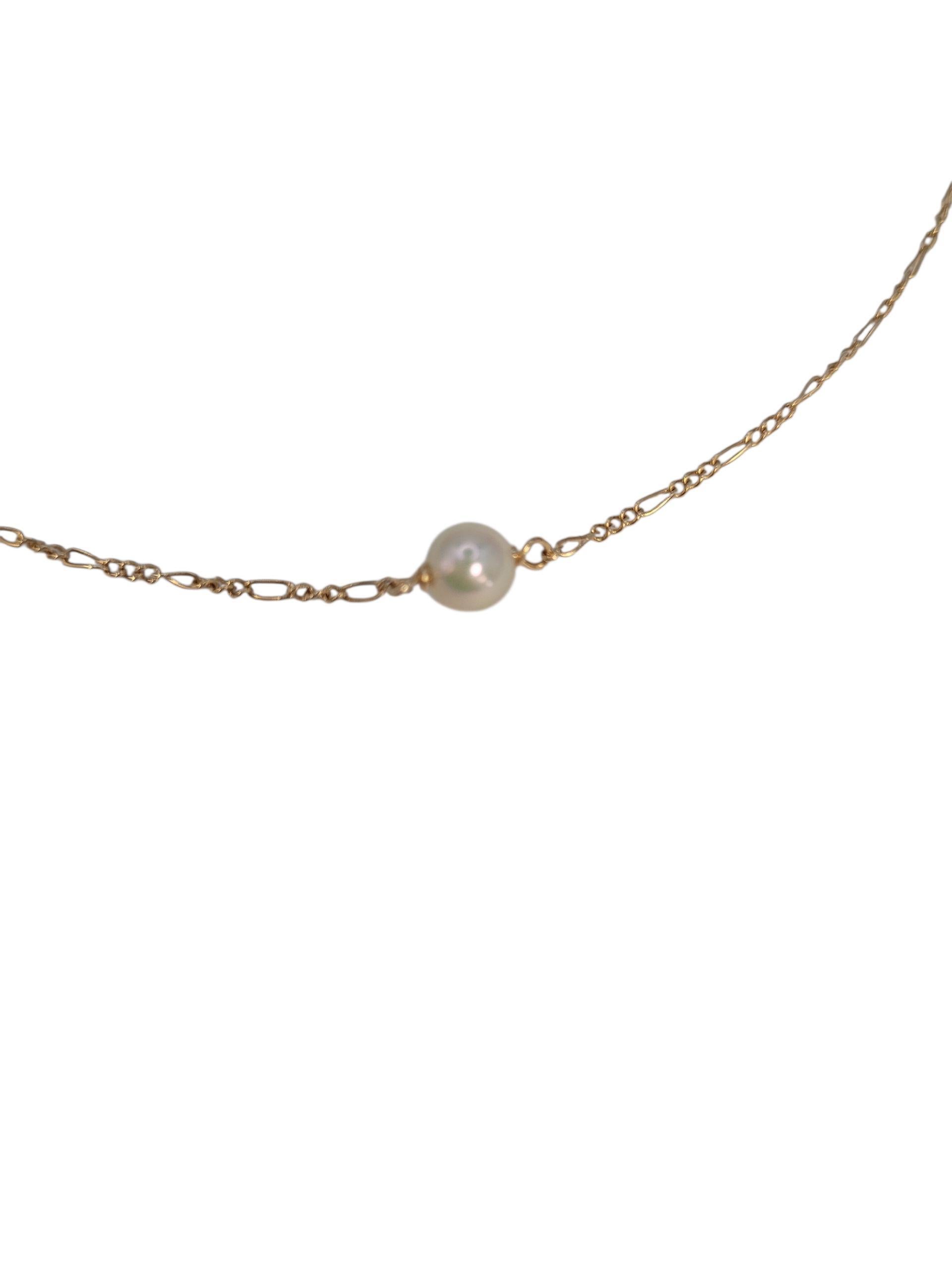 Contemporary 14k Yellow Gold Figaro Chain With Pearl Station Neckline #23129 For Sale