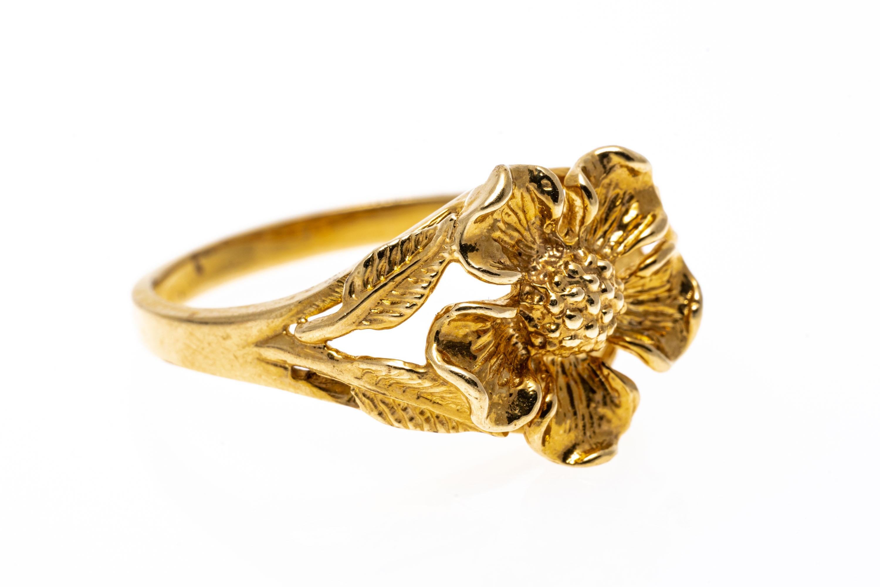 14k Yellow Gold Figural Five Petal Flower Motif and Foliate Ring For Sale 2