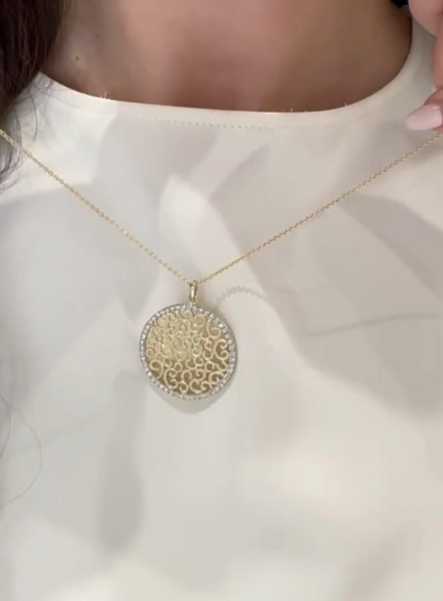 Collier pendentif médaillon circulaire filigrane en or jaune 14 carats avec diamants en vente 1