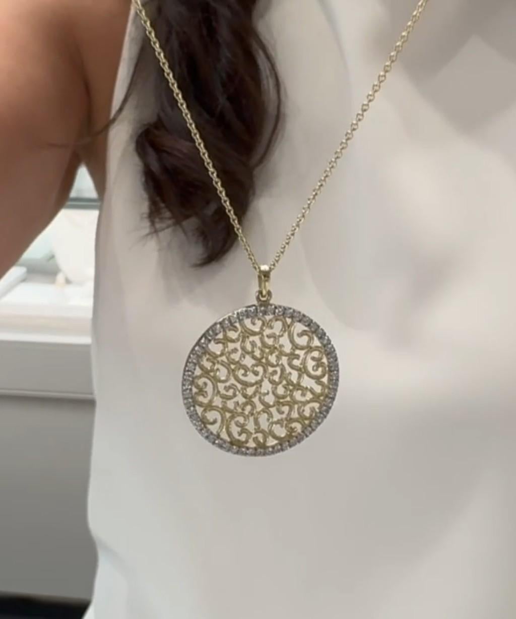 Collier pendentif médaillon circulaire filigrane en or jaune 14 carats avec diamants en vente 2
