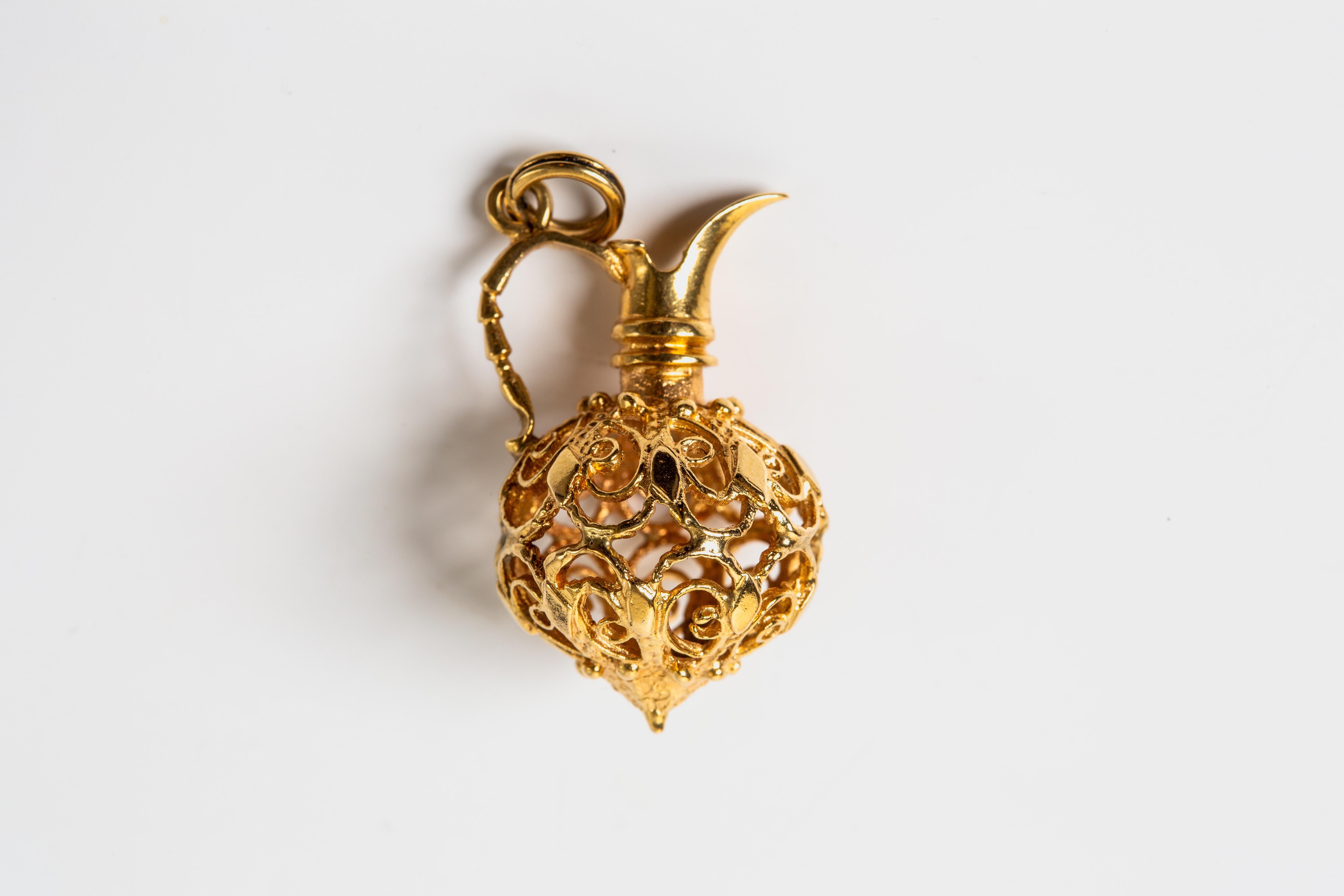 Material: 14k Yellow Gold
Weight: 6.8 grams
Dimensions: 28.5 mm x 18.5 mm

Beautiful heavily decorated charm/pendant crafted in 14k yellow gold. Please note that the double loop on this charm is gold filled.
