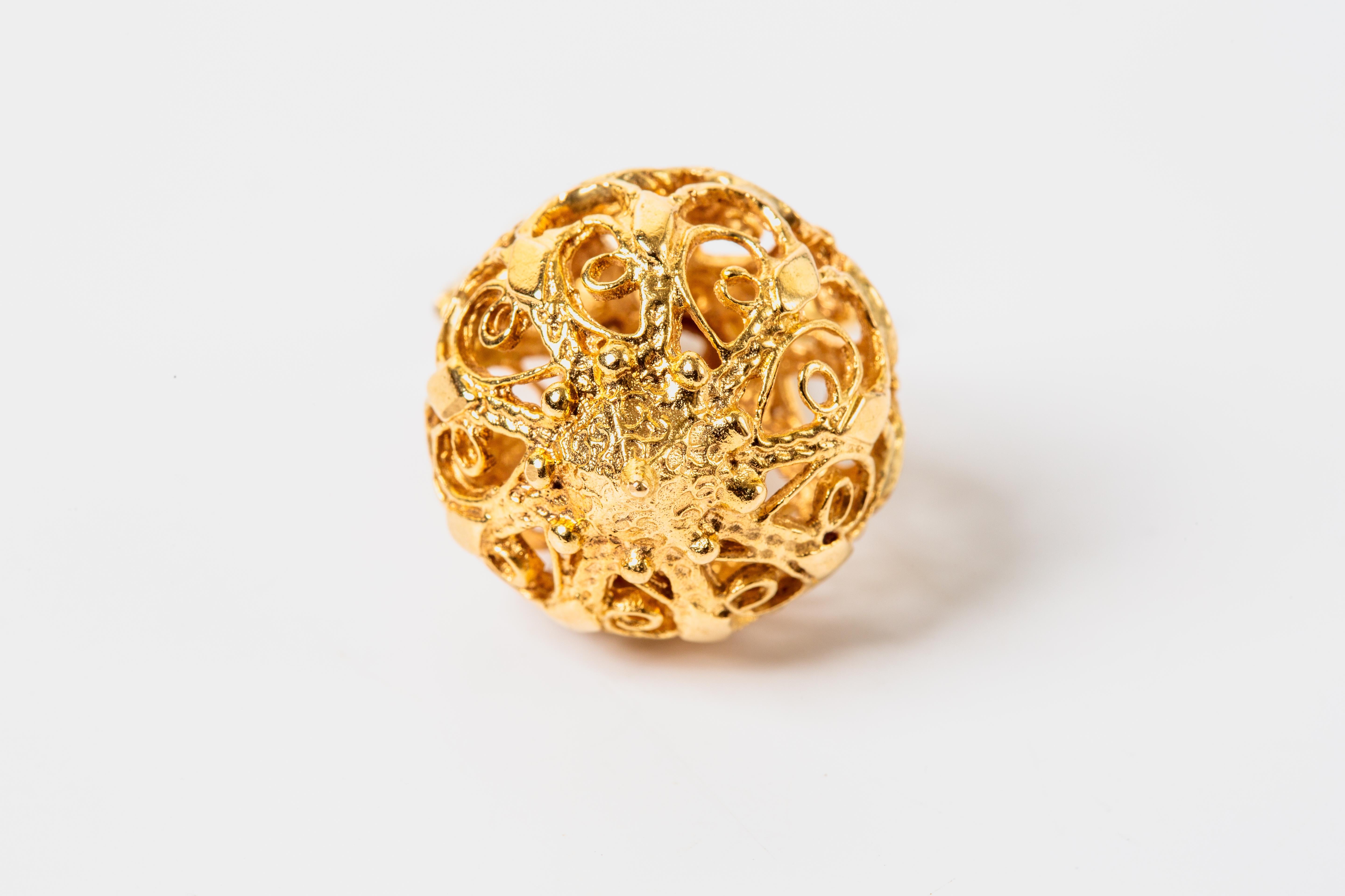 14k Yellow Gold Filigree Decorated Pitcher Charm/Pendant For Sale 1