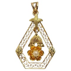 Pendentif en or jaune 14 carats avec cadre en forme de fleur en filigrane #25757