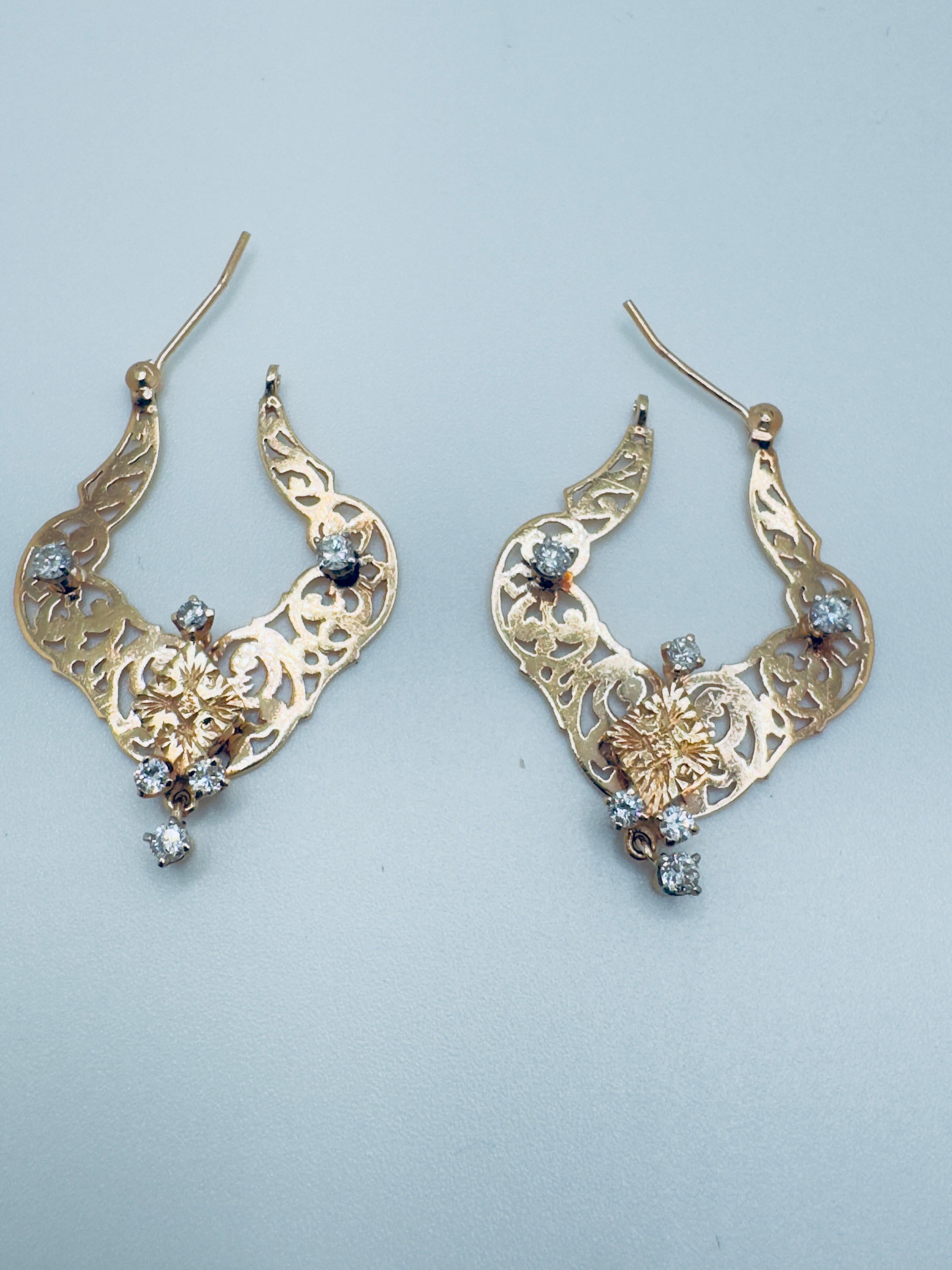 Taille ronde Boucles d'oreilles en or jaune 14K filigrane avec diamants en vente