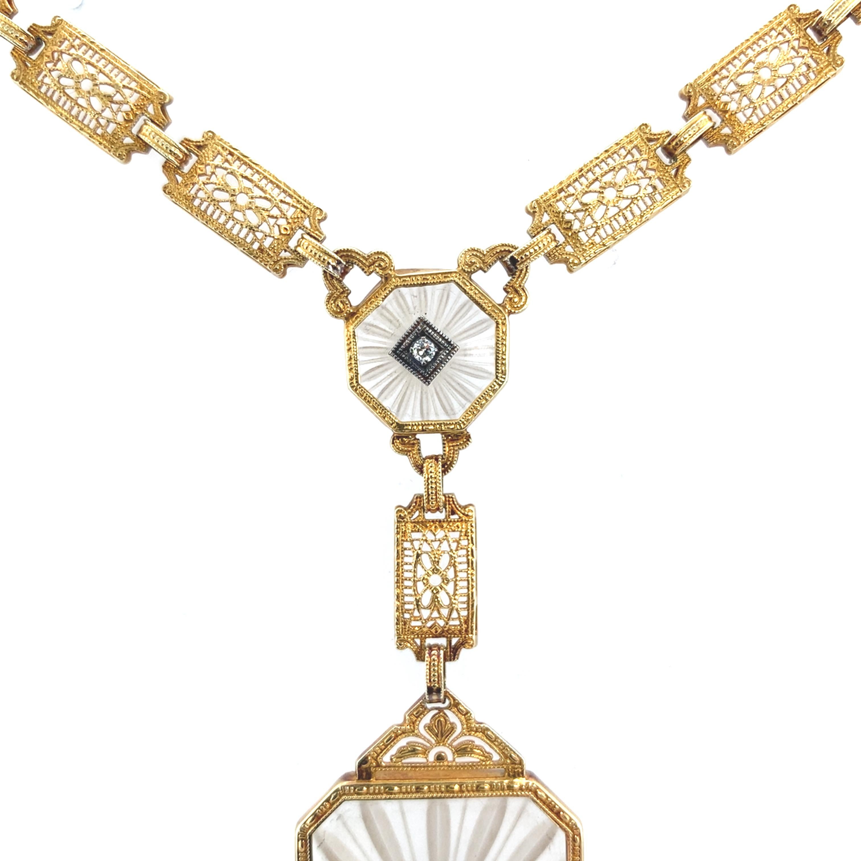 Collier Art déco en or jaune 14 carats présentant un magnifique panneau de quartz de cristal de roche givré et sculpté à l'envers. Le grand cristal rectangulaire mesure environ 30 mm x 22 mm et est rehaussé d'un petit diamant rond mesurant environ