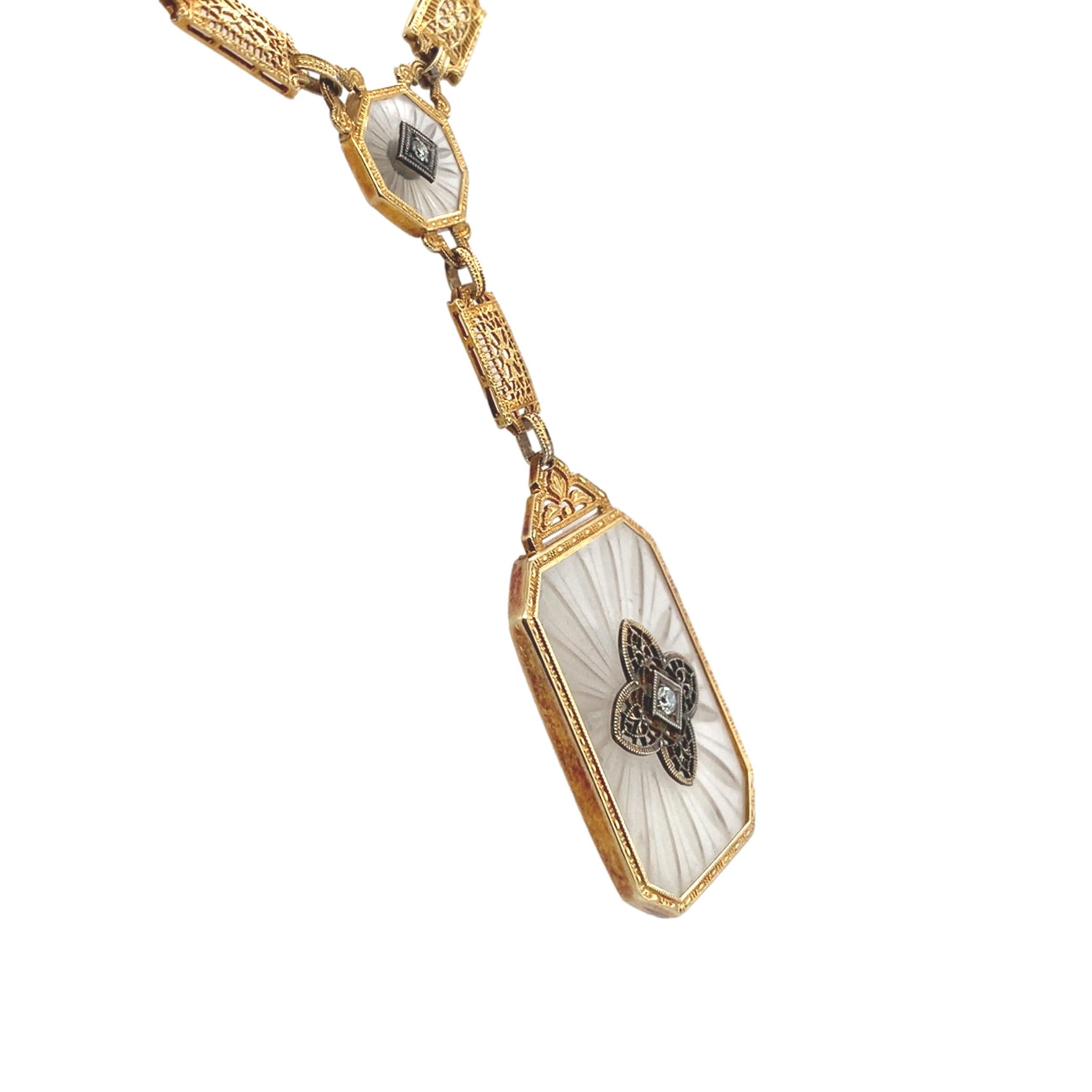 Taille ronde Collier en or jaune 14K filigrané avec pendentif en cristal de roche et diamants 22