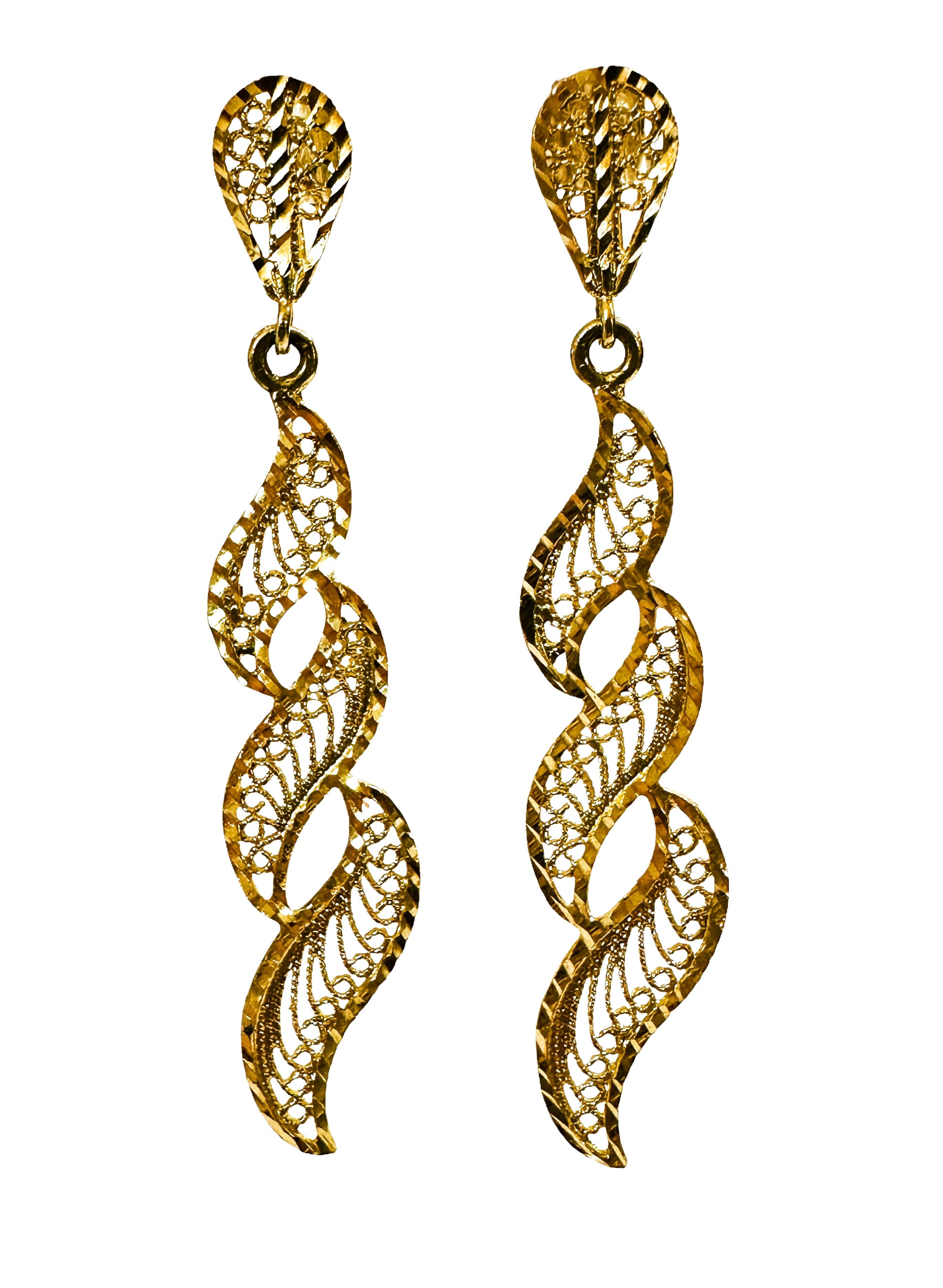 14k Yellow Gold Filigree Post Dangle Earrings 2.25 Inches Long In Excellent Condition In Eagan, MN