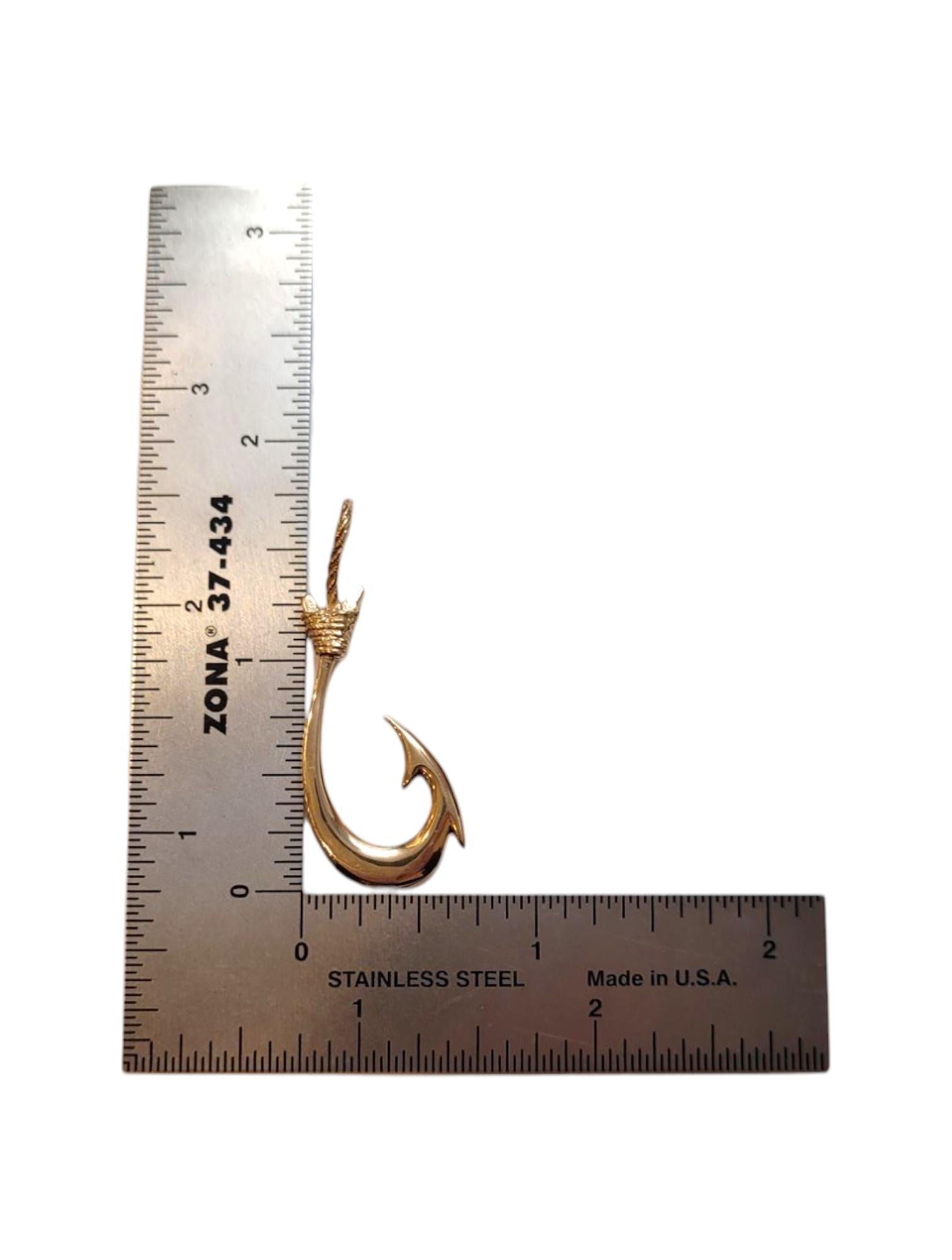 14K Yellow Gold Fishhook Charm #21059 In Good Condition For Sale In Washington Depot, CT