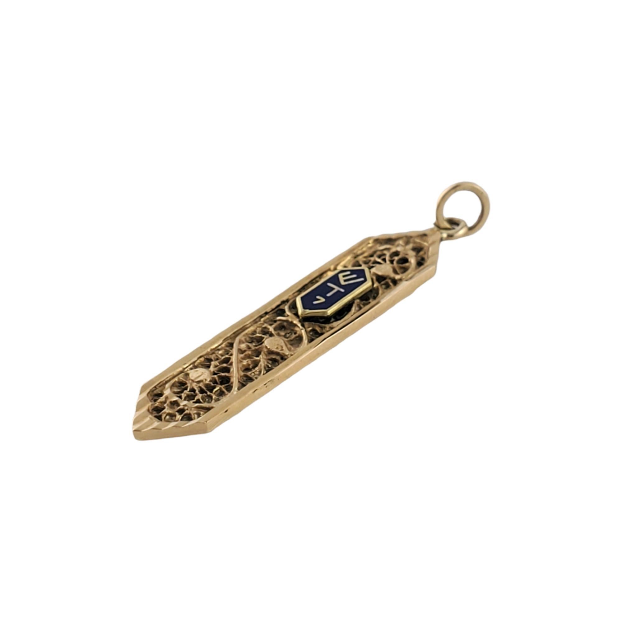 14K Yellow Gold Flat Mezuzah Pendant

This  14K yellow gold mezuzah pendant has the perfect detailing and features a beautiful blue enamel!

Size: 6mm X 34mm

Weight: 2.5 gr/ 1.6 dwt

Hallmark: 14K 11BAL

Very good condition, professionally