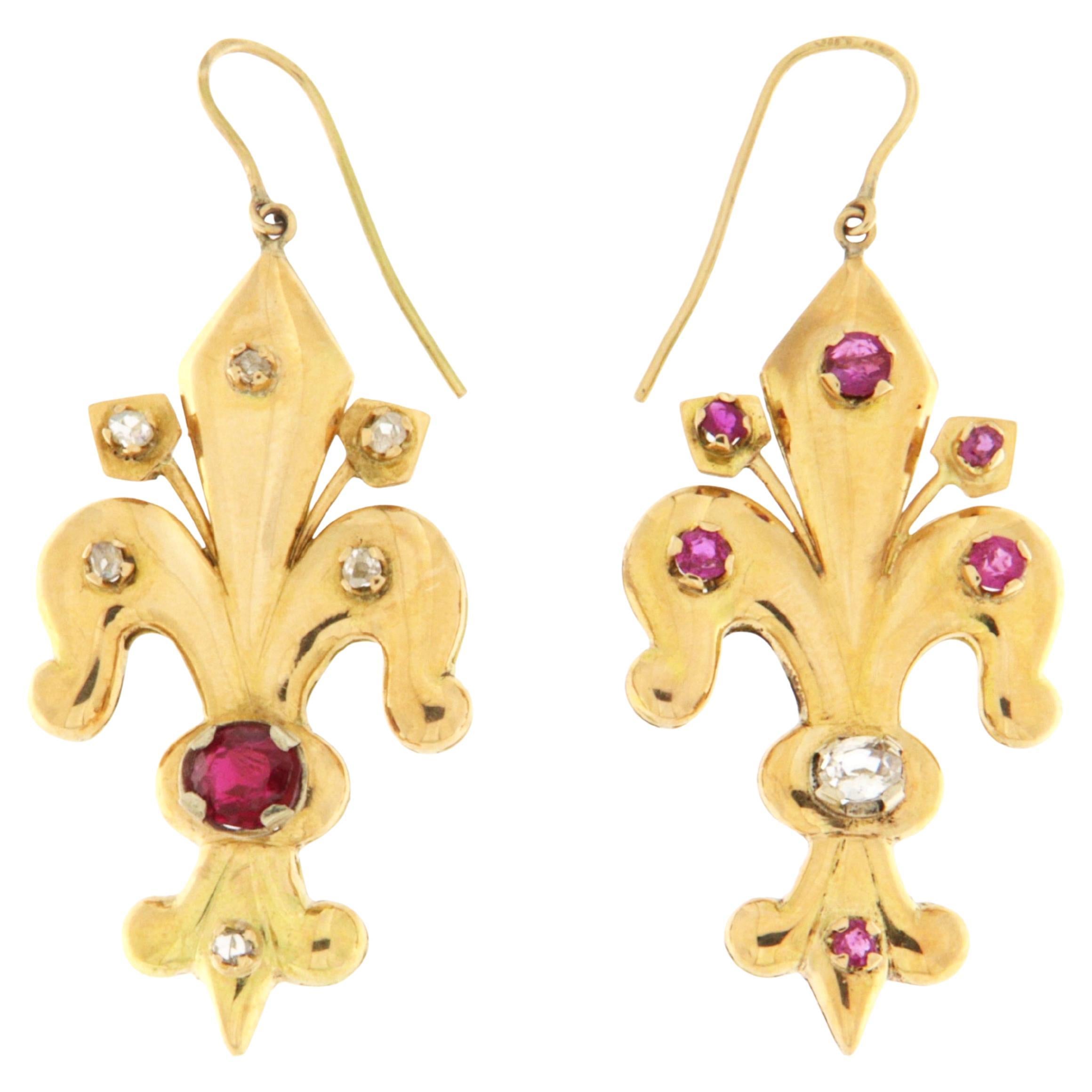 14k Gelbgold Fleur-de-Lis Tropfenohrringe mit Rubinen und Diamanten im Angebot