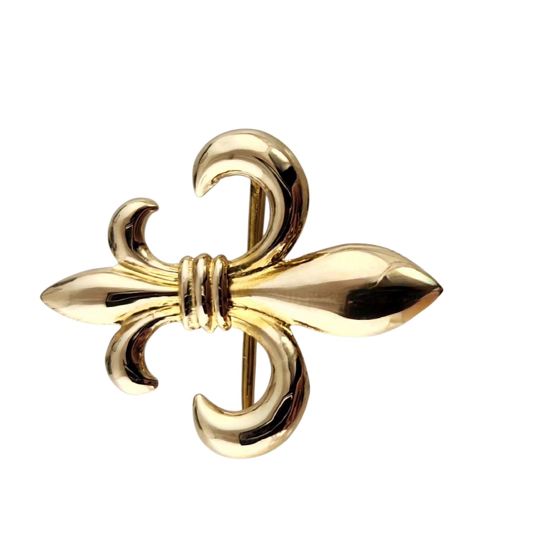 Épingle de montre Fleur de Lis en or jaune 14k

Le motif de la fleur de lis, royal et stylisé, apporte une touche aristocratique à cette épingle en or jaune 14 carats.

XRF testé -13.8k

Poids : 1,6g / 1dwt

Taille : 25.4mm X 21.1mm X 2.8mm

La