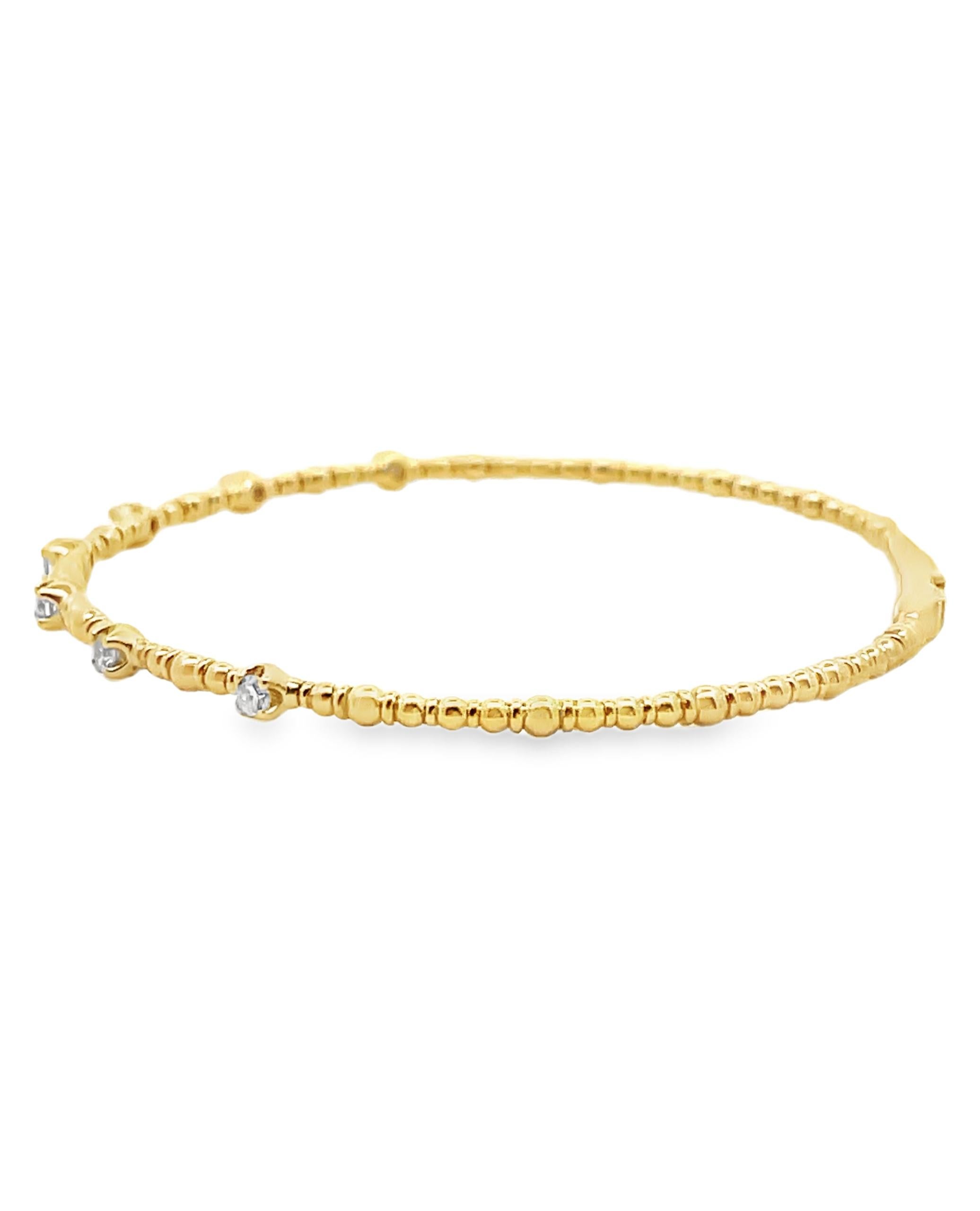 Bracelet souple en or jaune 14K avec 7 diamants ronds à facettes pesant 0,27 carat au total. 

- La taille du bracelet est de 6,75 pouces.
- Les diamants sont de couleur H et de pureté SI2.