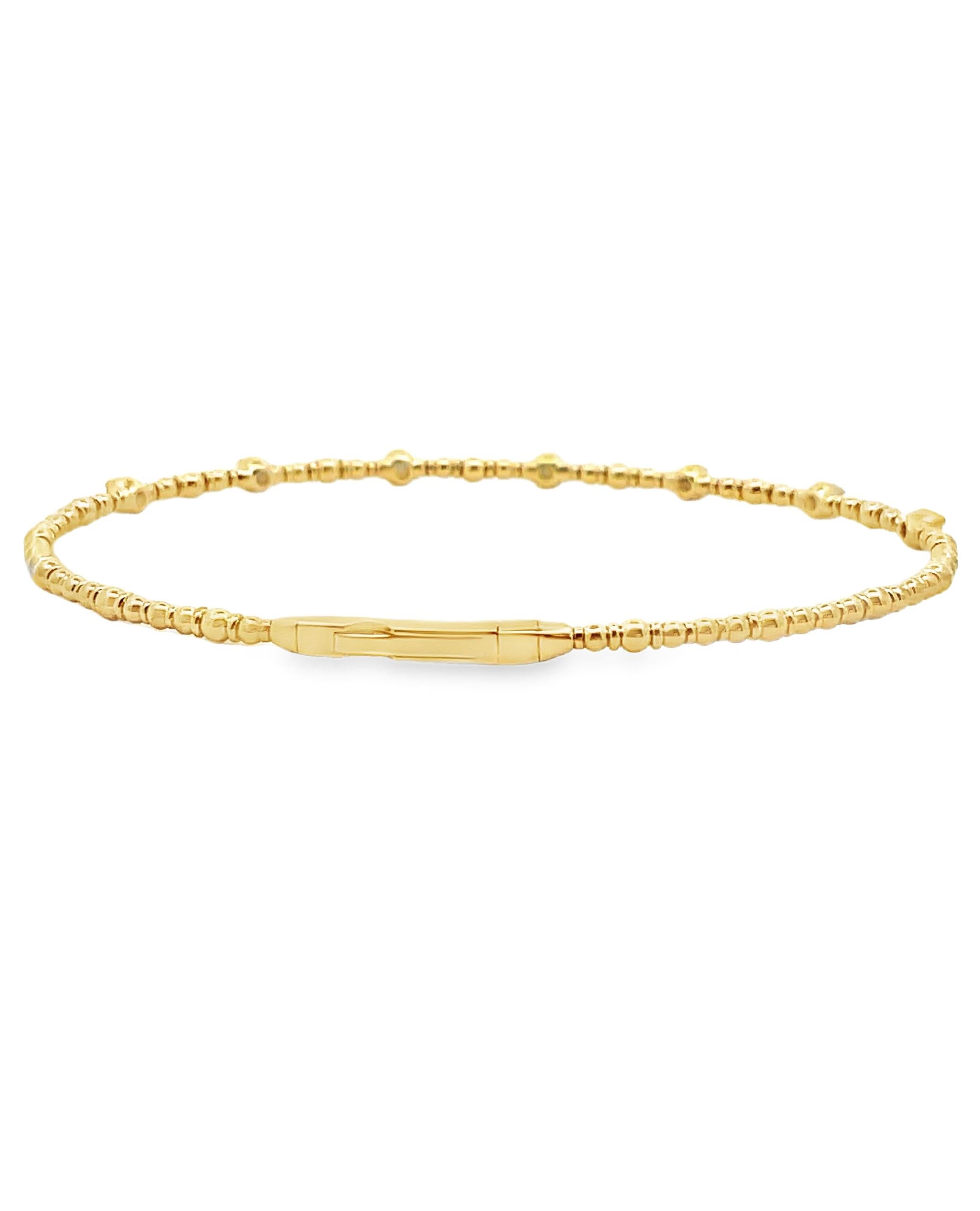 Contemporain Bracelet jonc souple en or jaune 14 carats avec diamants en vente