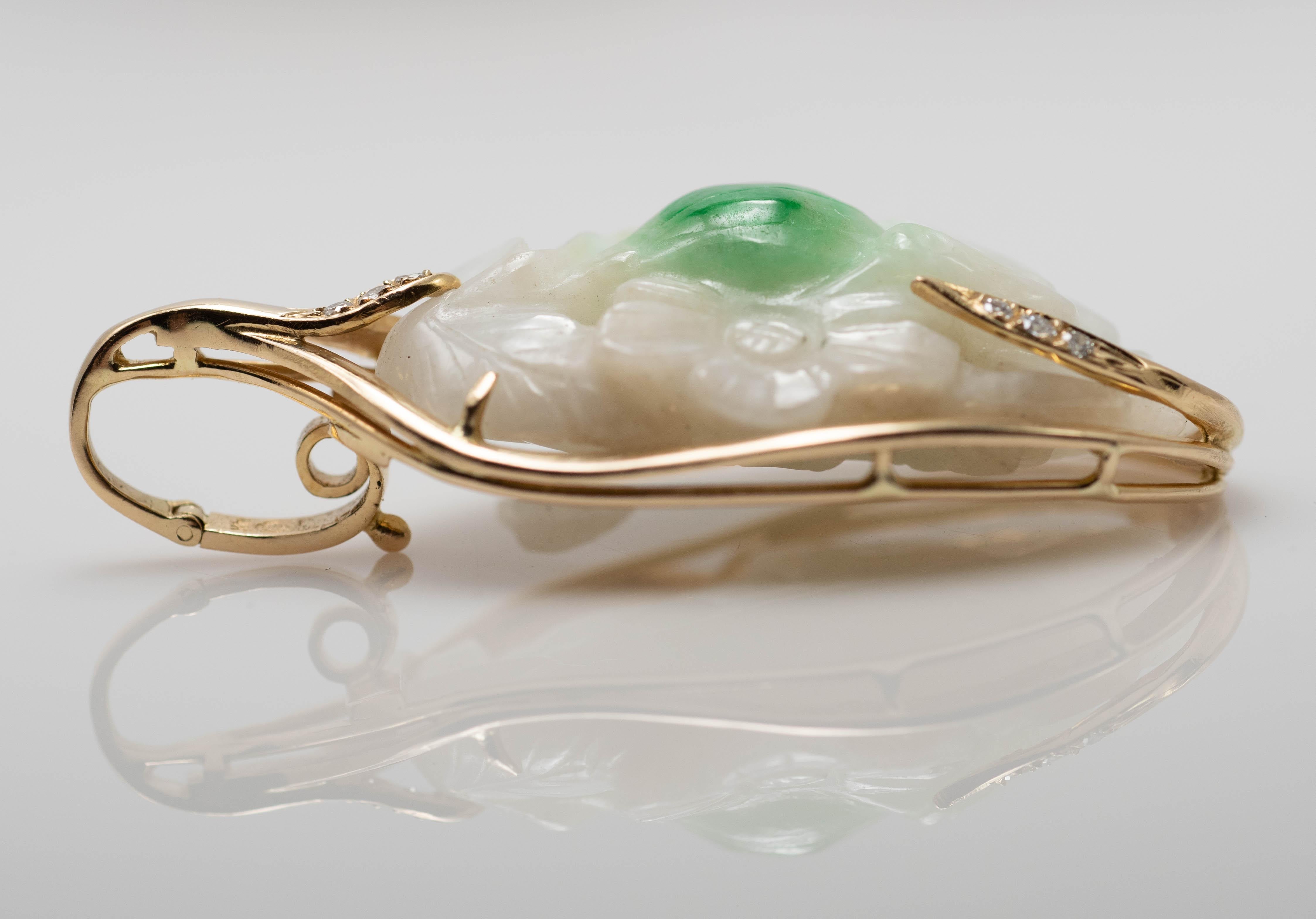 Pendentif en jade sculpté à la main avec motif floral, serti dans de l'or jaune 14k avec des diamants.
Estampillé 14k et pèse 19 grammes en poids brut.
Le jade est un jade blanc naturel avec une zone verte naturelle au milieu.
La sculpture à la main