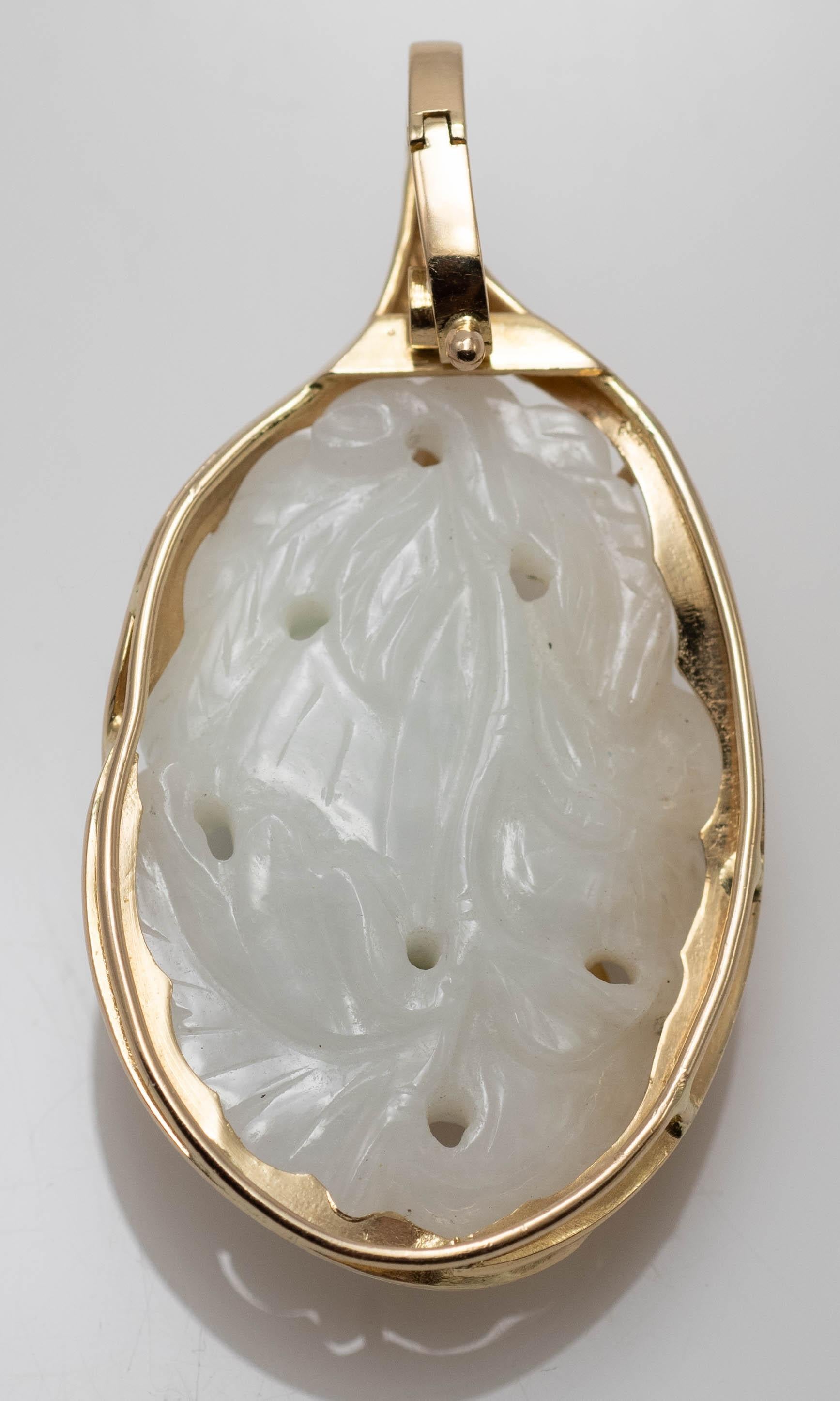 Taille ronde Pendentif en or jaune 14 carats avec motifs floraux et oiseaux sculptés à la main et diamants 19 g en vente